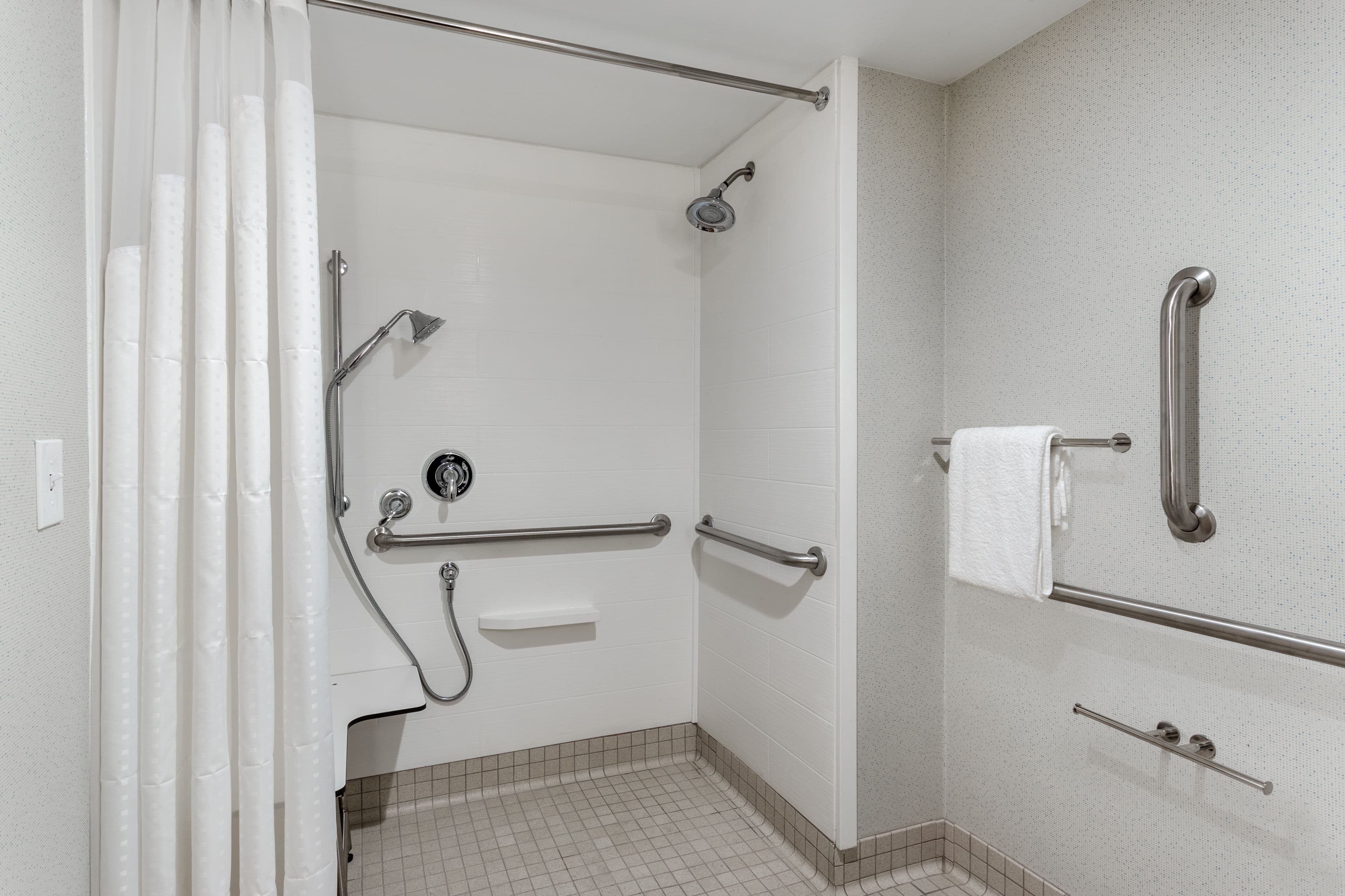 Holiday Inn Express & Suites Chicago-Midway Airport — 14