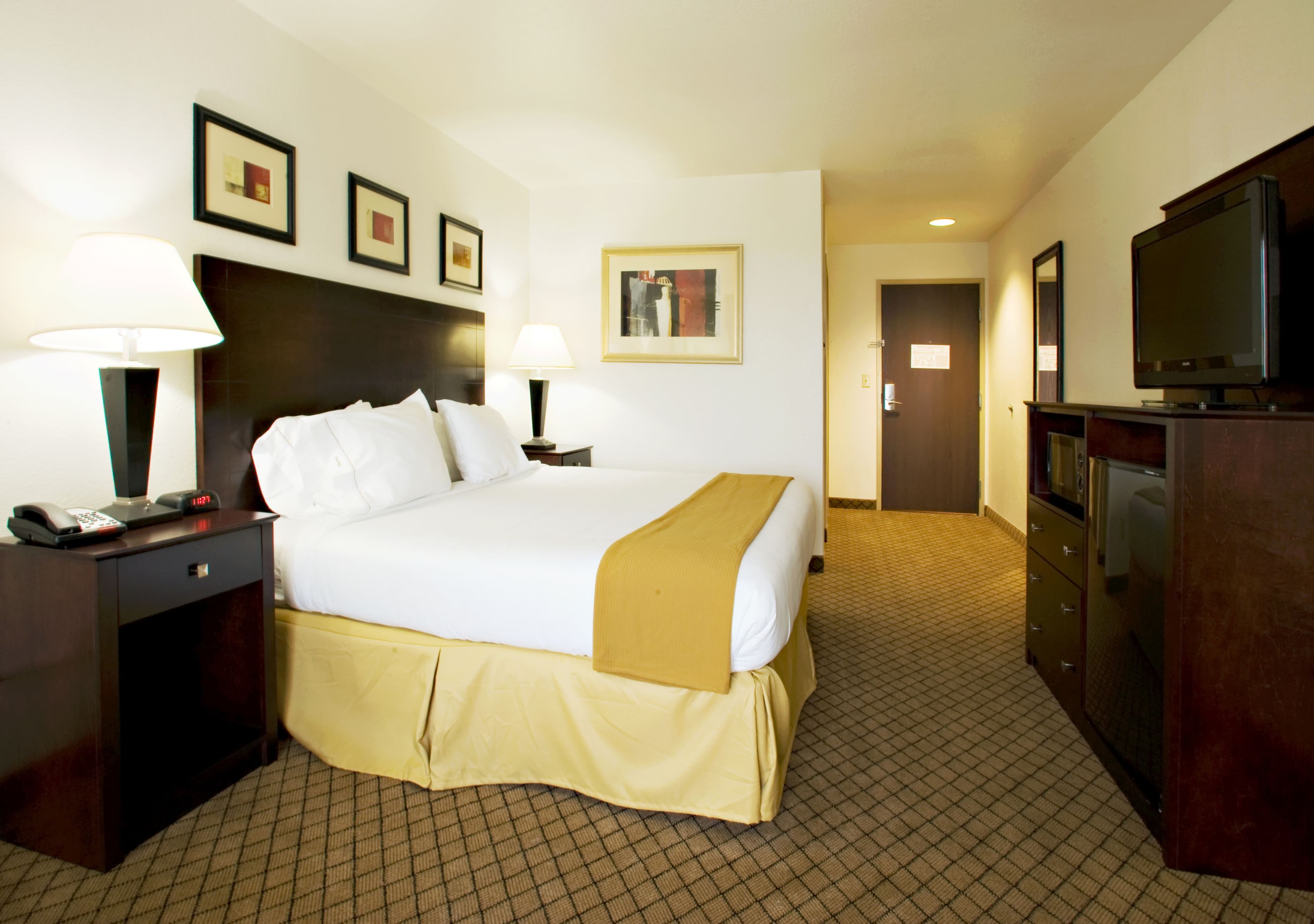 Holiday Inn Express & Suites Childress — 2