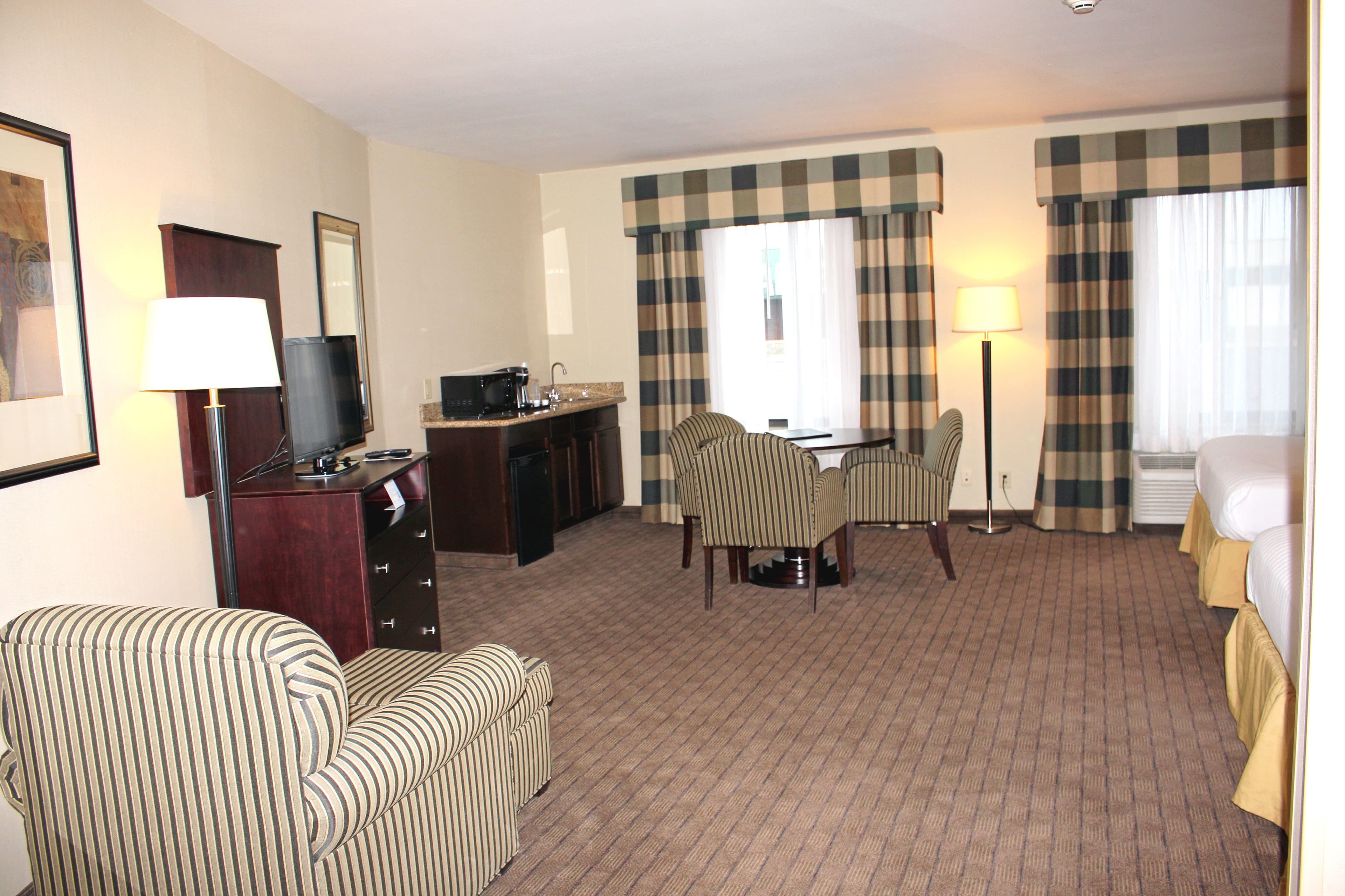 Holiday Inn Express & Suites Syracuse North - Airport Area — 9