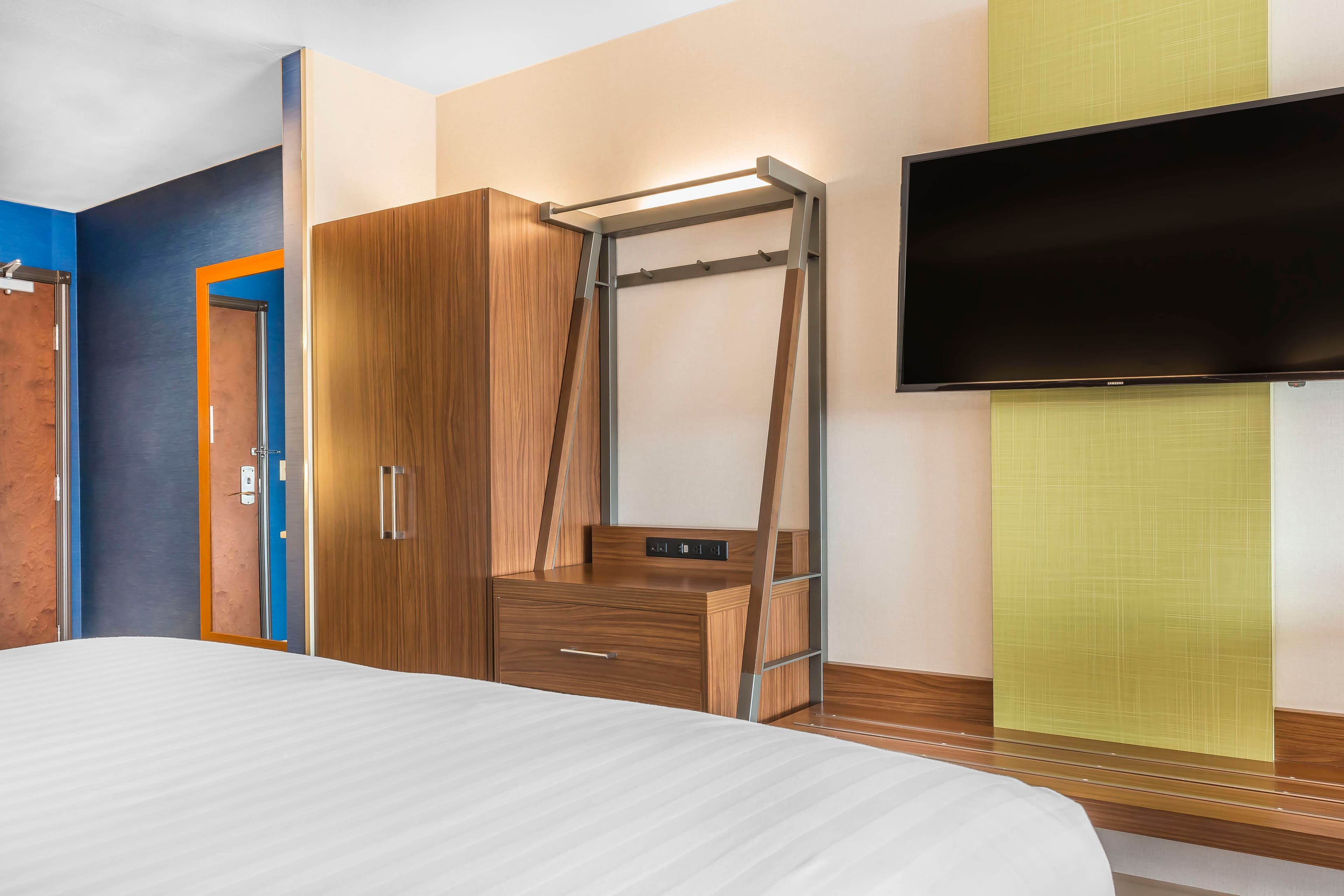 Holiday Inn Express & Suites Clarion — 9