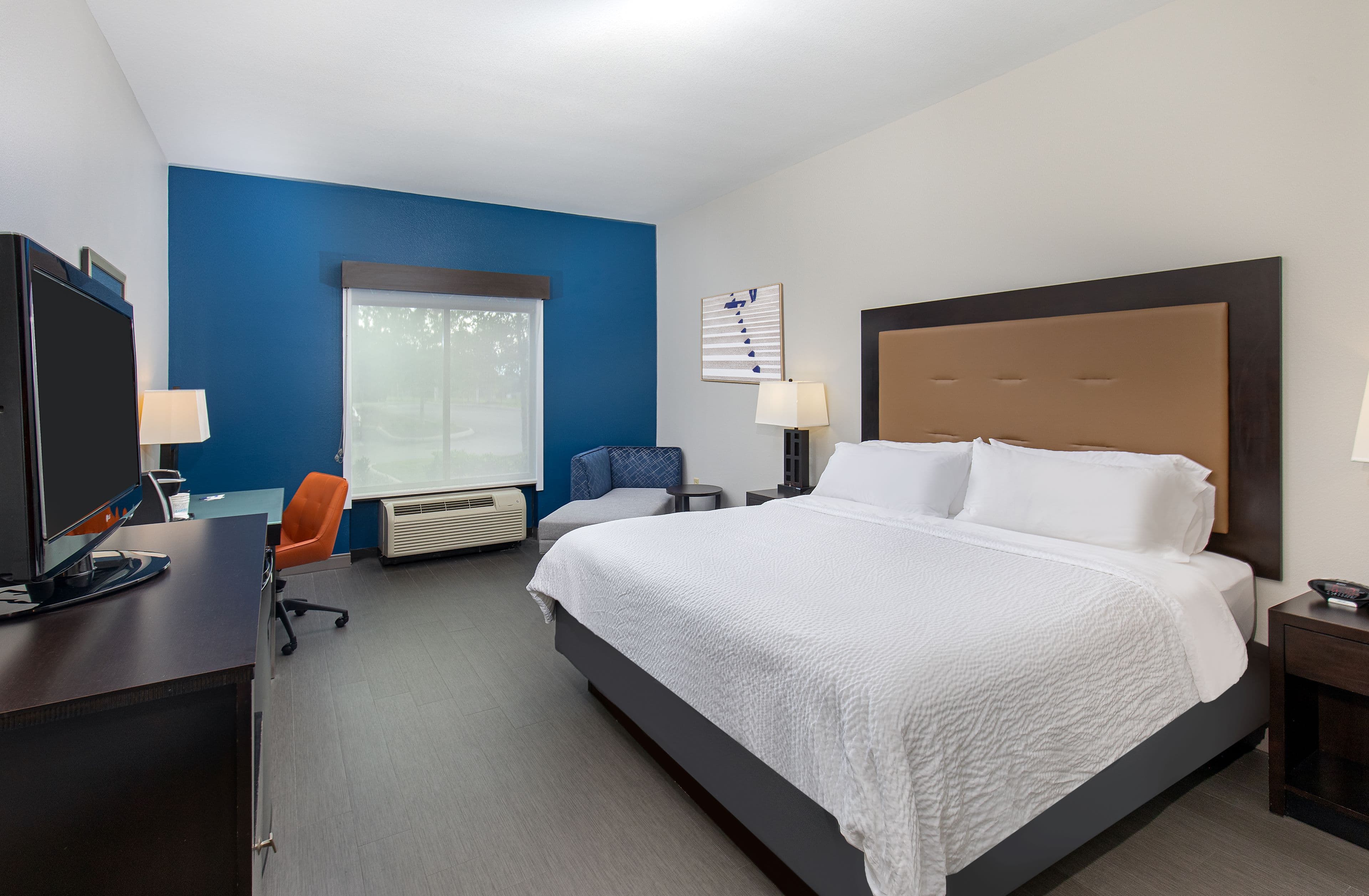 Holiday Inn Express & Suites Cleveland Northwest - Image 4
