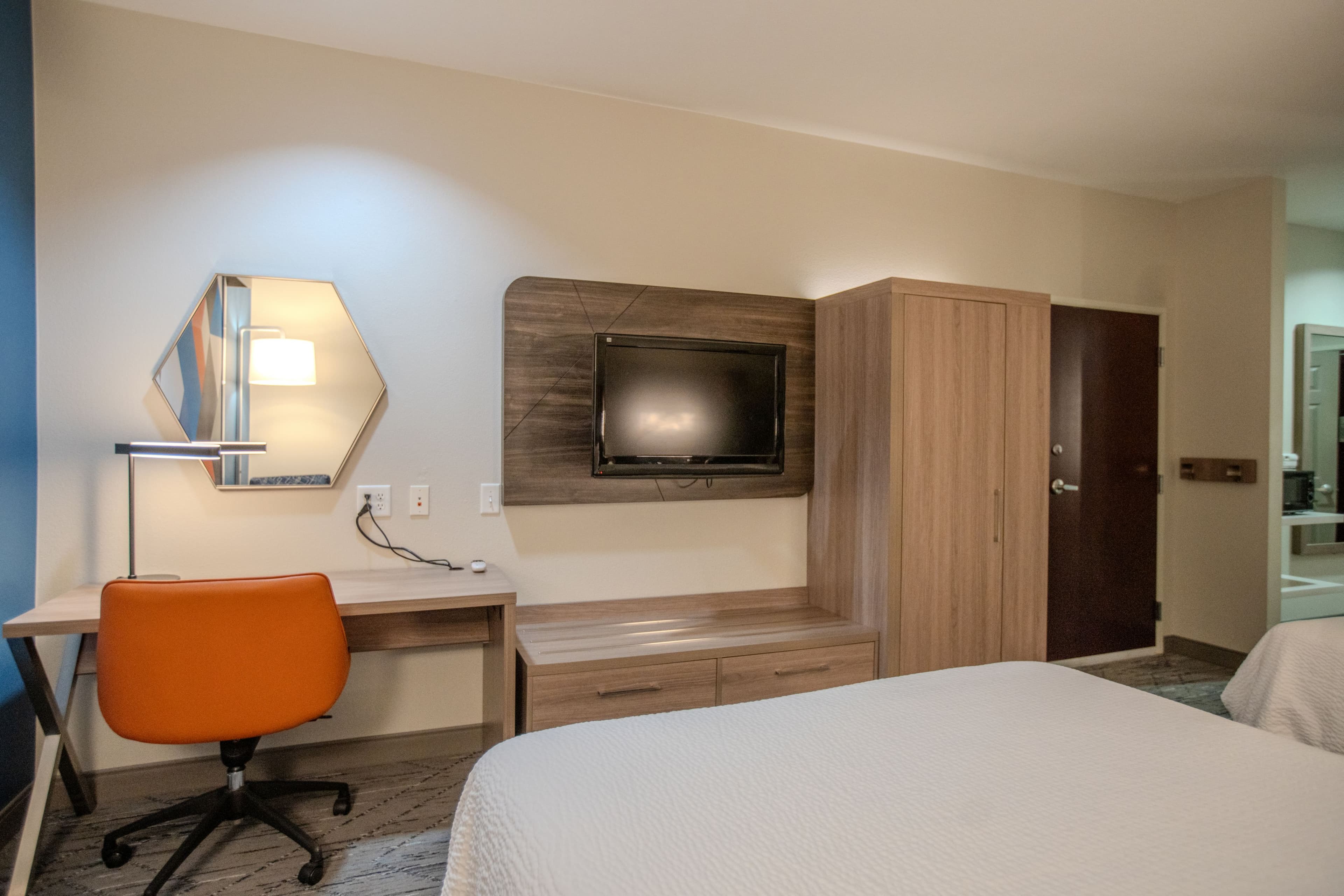 Holiday Inn Express & Suites Cleveland — 8