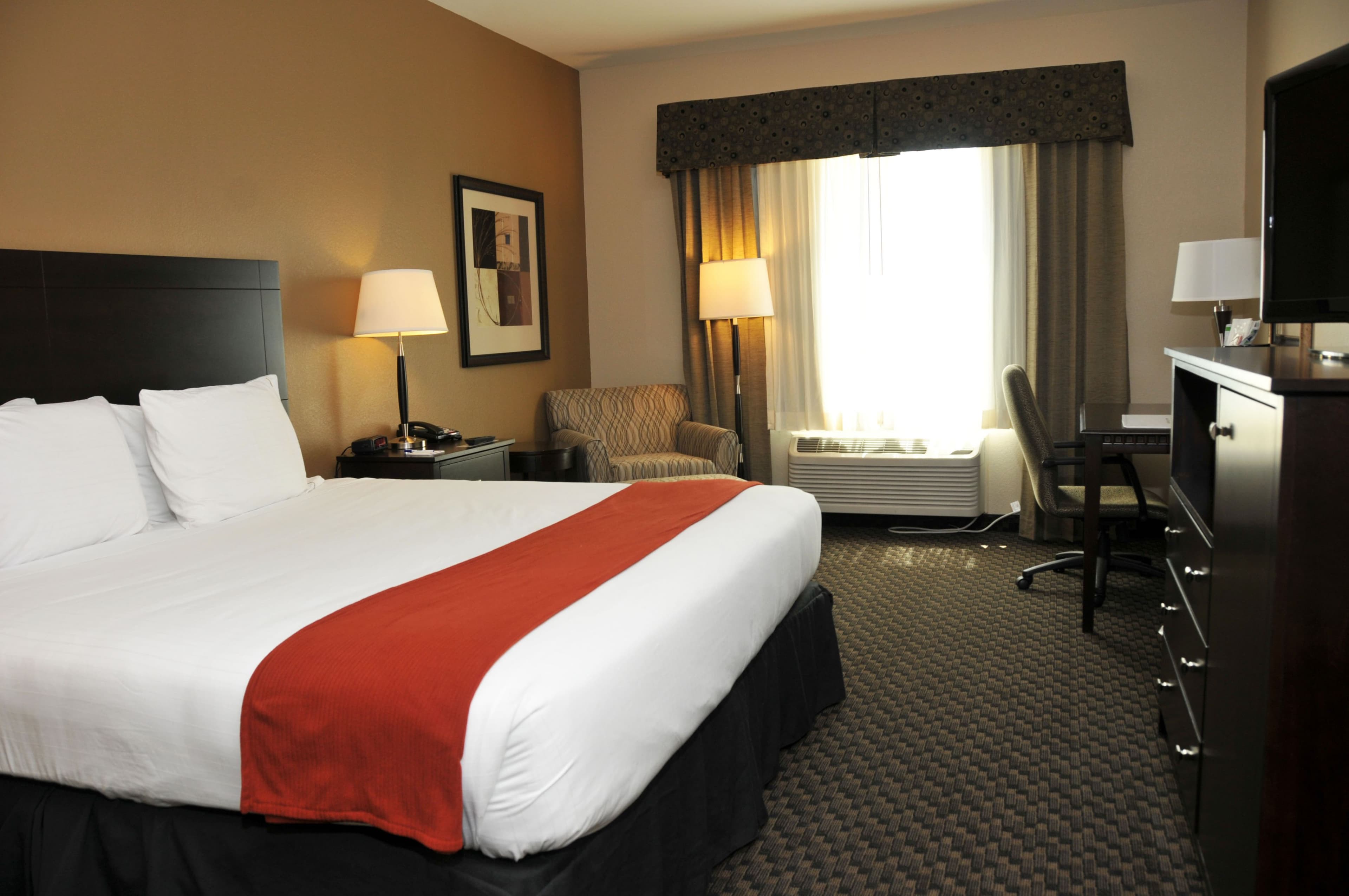Holiday Inn Express & Suites Clinton - Image 4