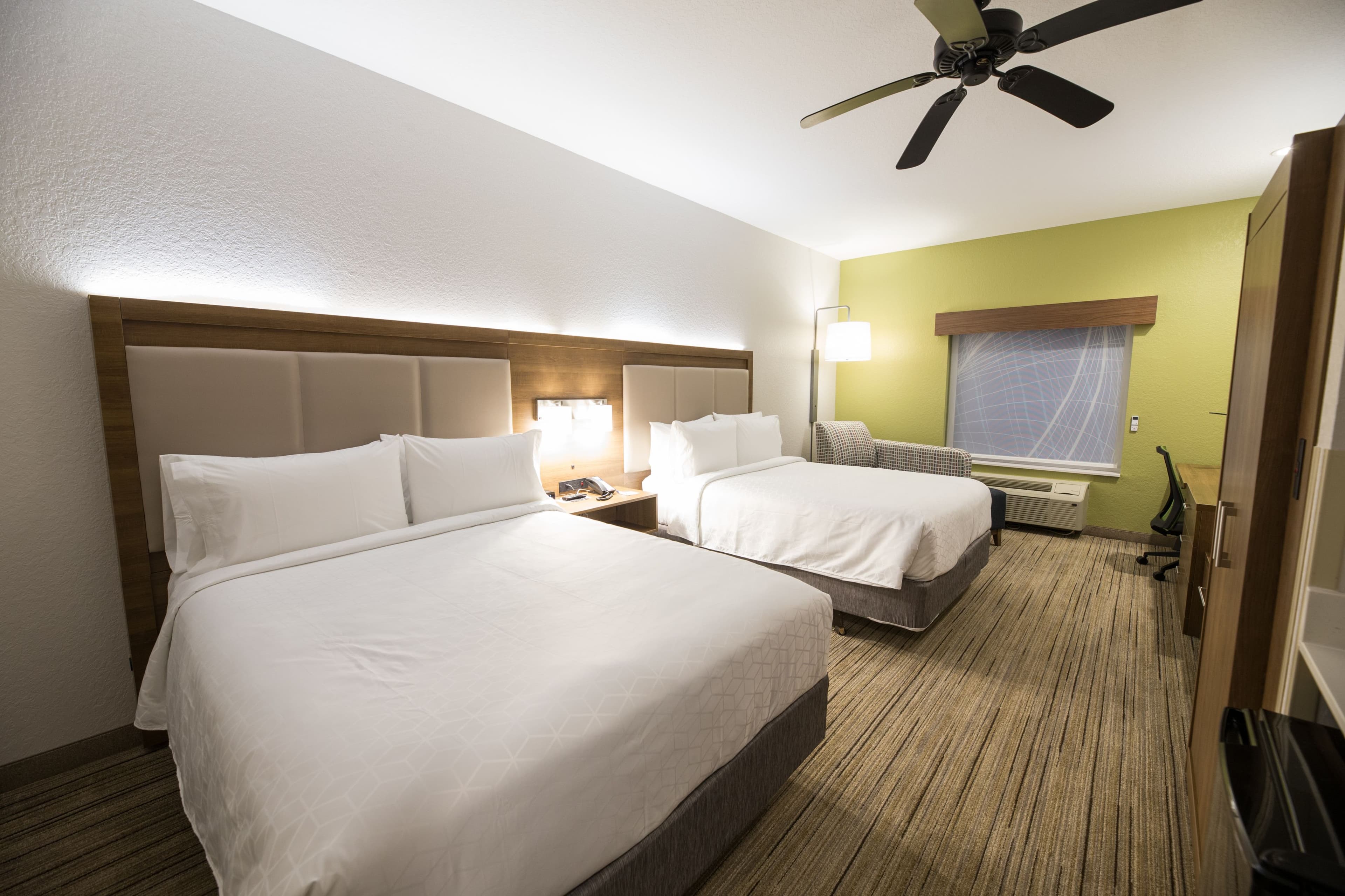 Holiday Inn Express & Suites Clinton — 7