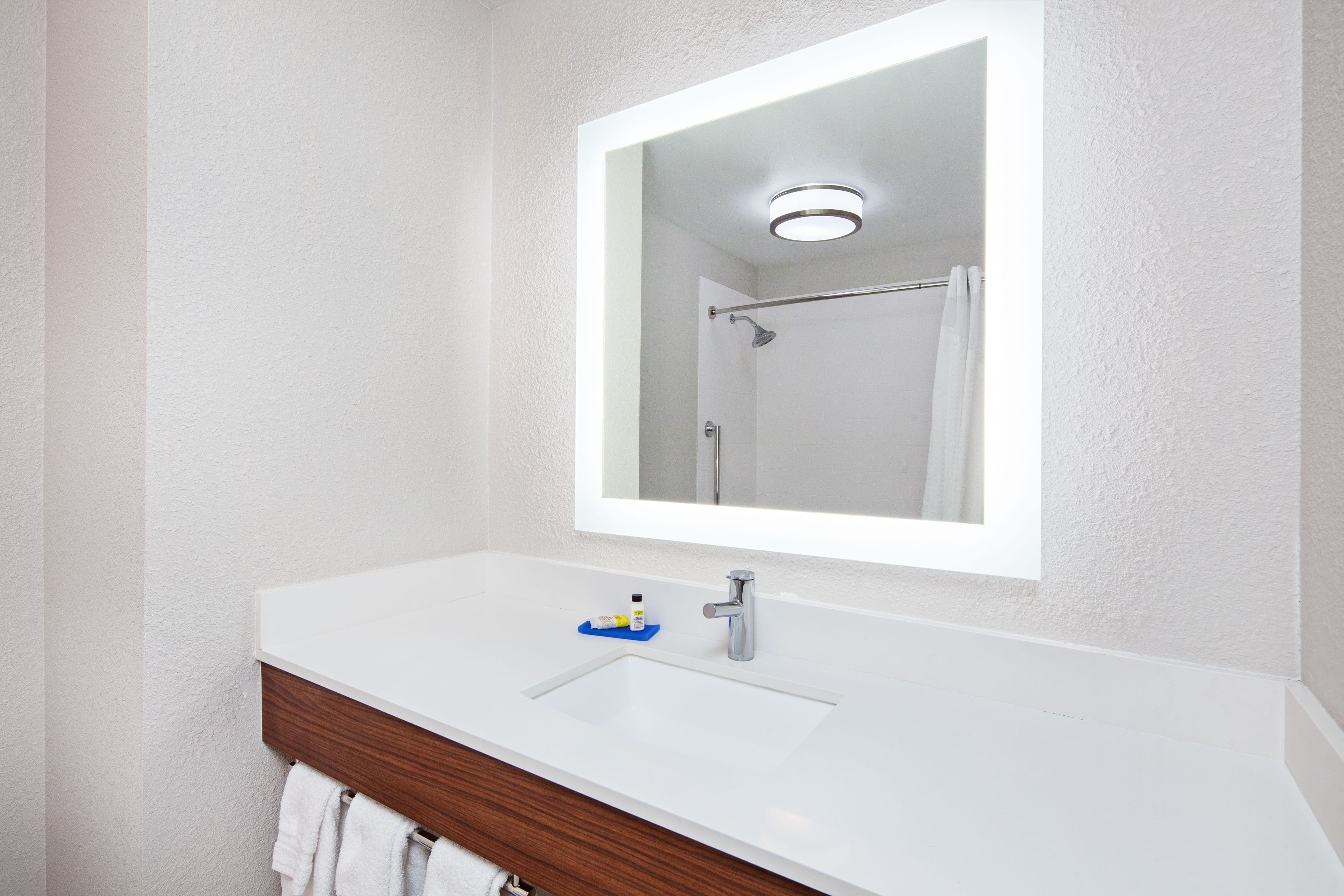 Holiday Inn Express & Suites Clovis-Fresno Area - Image 5