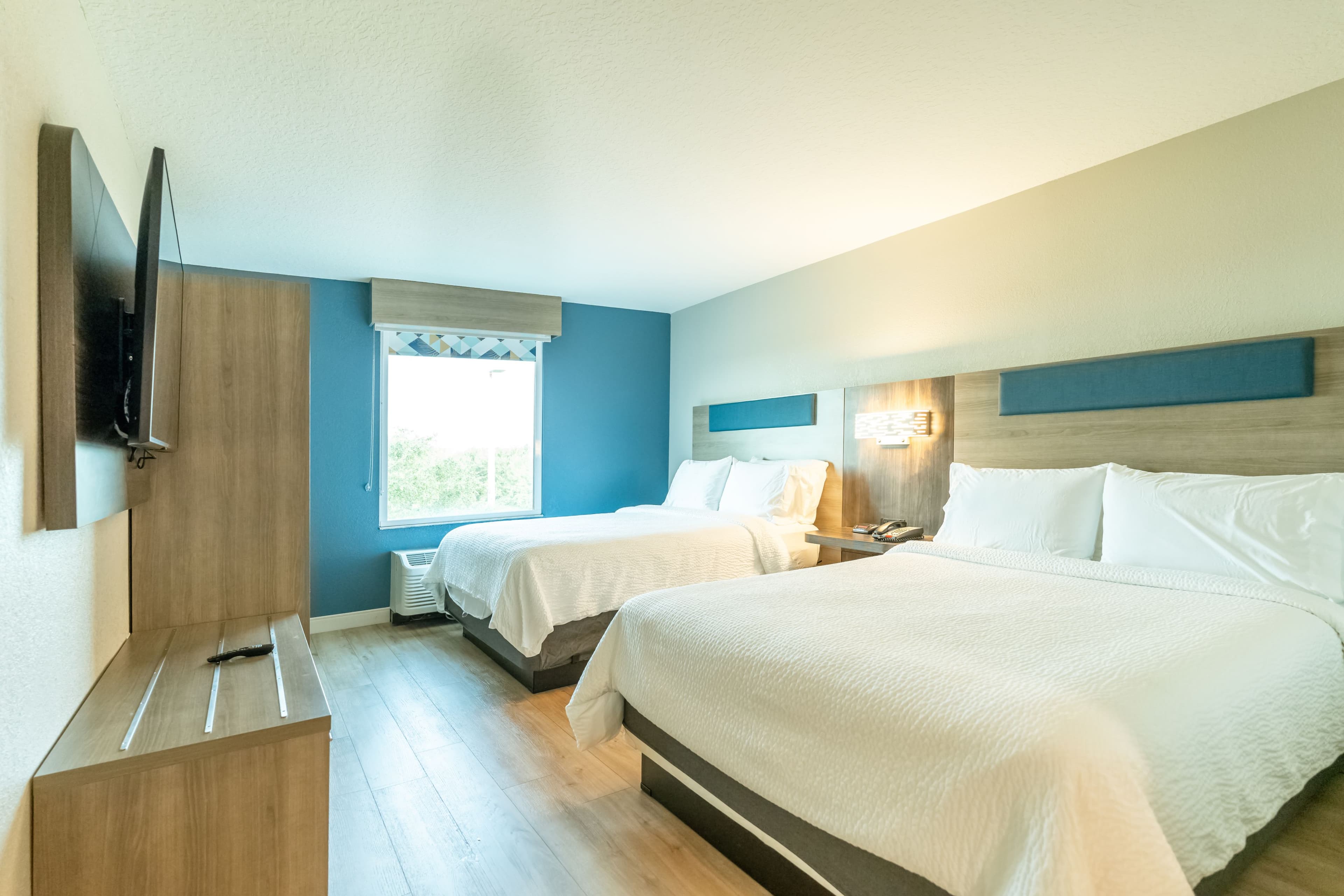Holiday Inn Express & Suites Cocoa Beach — 10