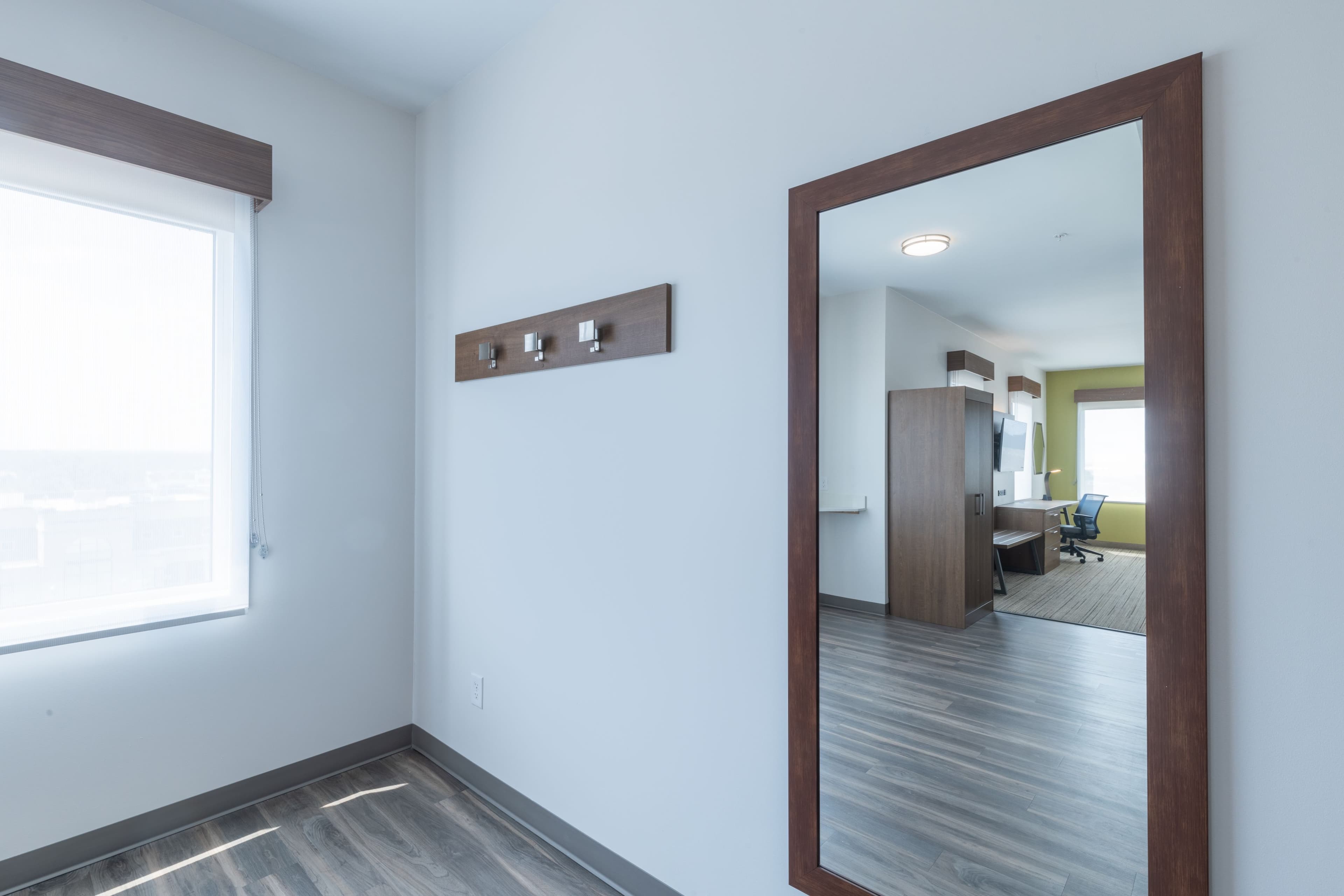 Holiday Inn Express & Suites Columbia Downtown – The Vista — 7