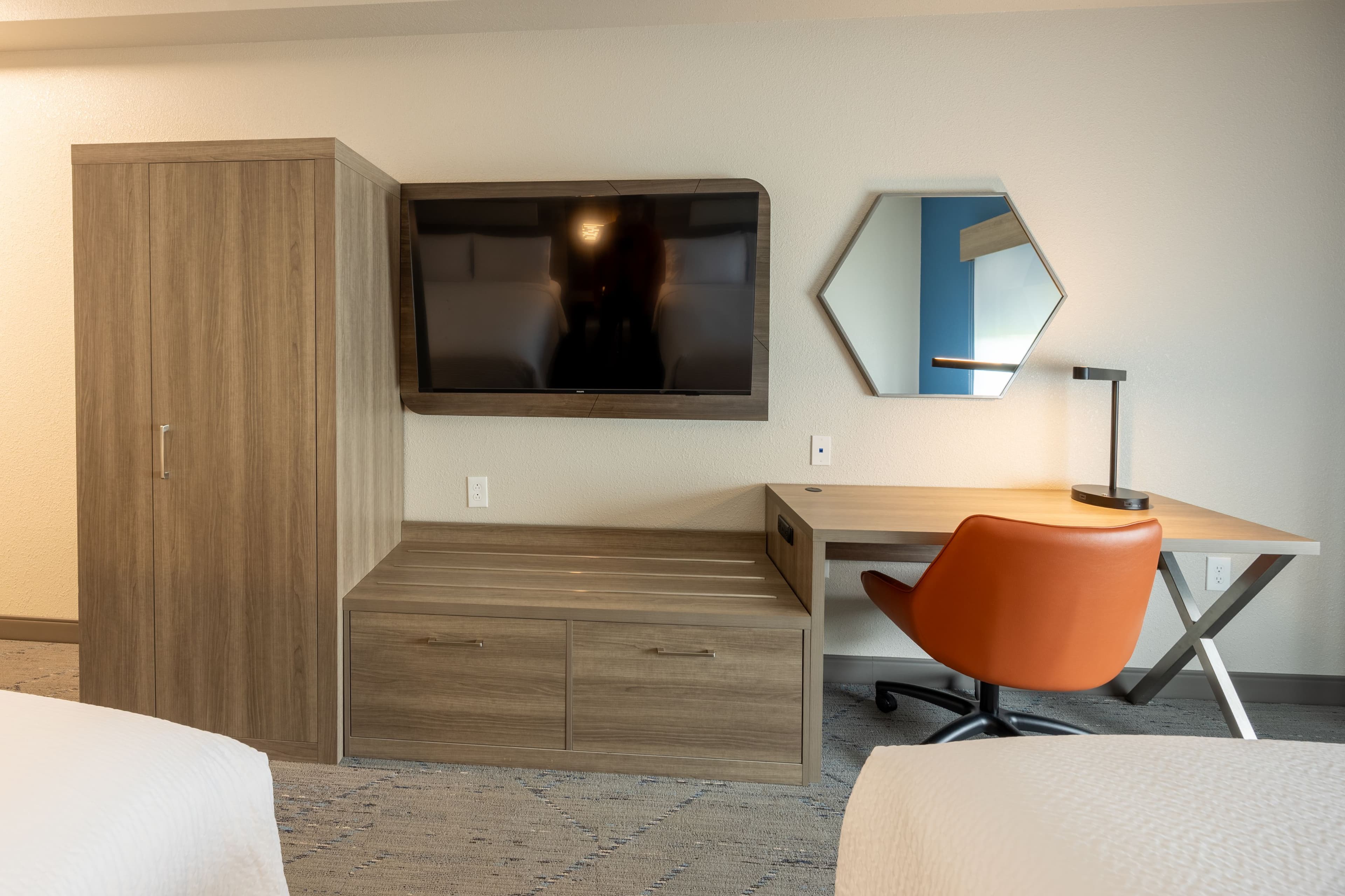 Holiday Inn Express & Suites Columbus - Polaris Parkway — 44