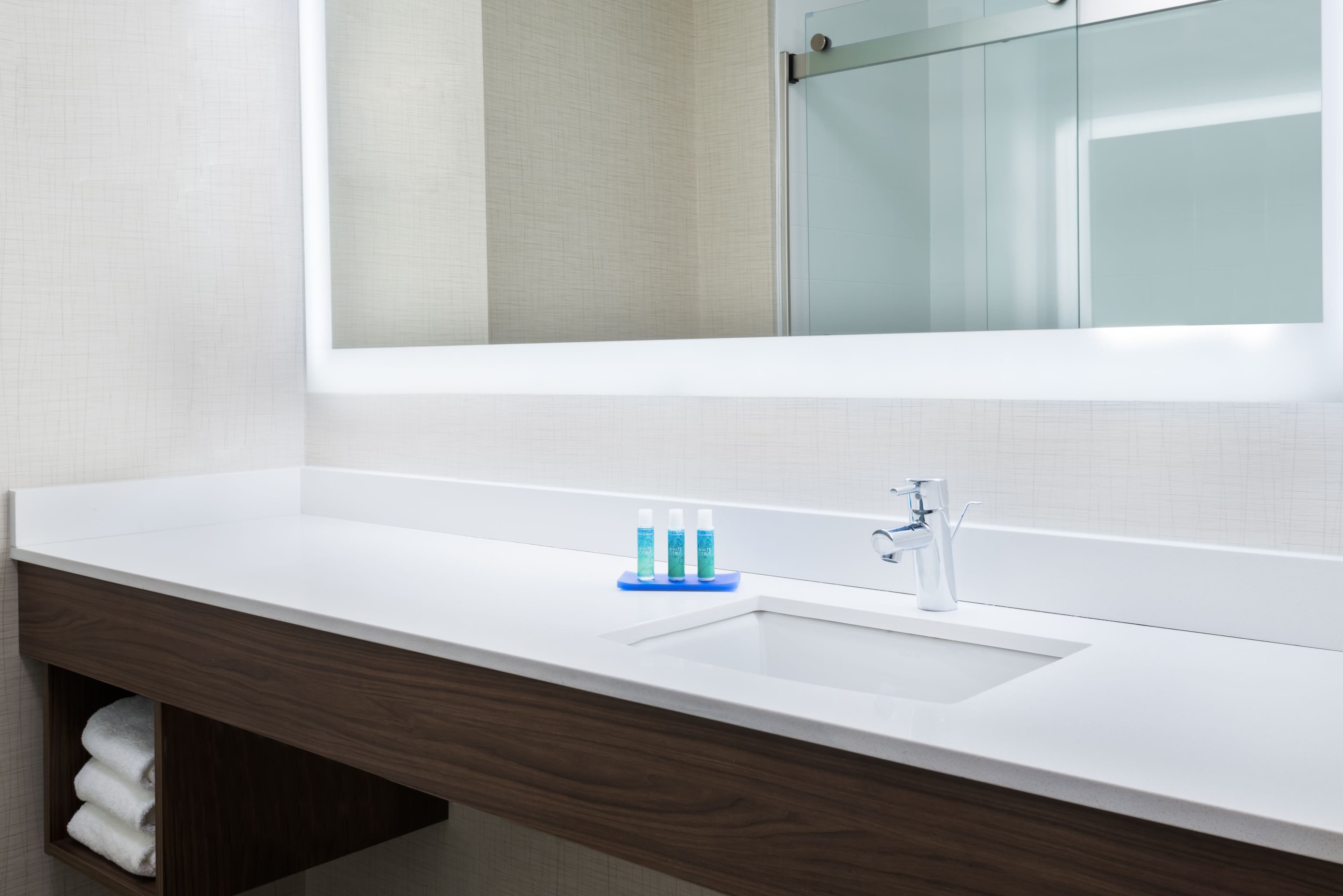 Holiday Inn Express & Suites Columbus Airport East — 6