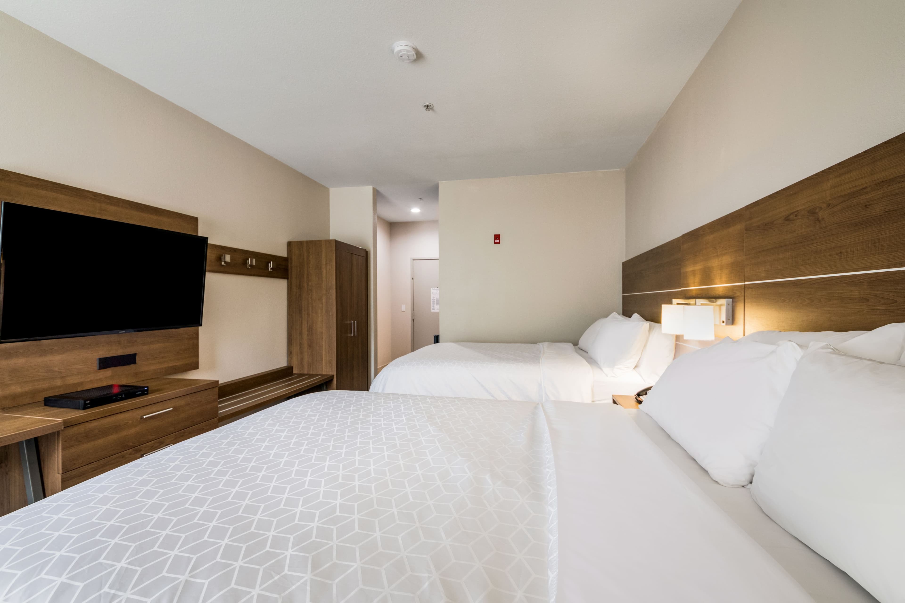 Holiday Inn Express & Suites Columbus — 18