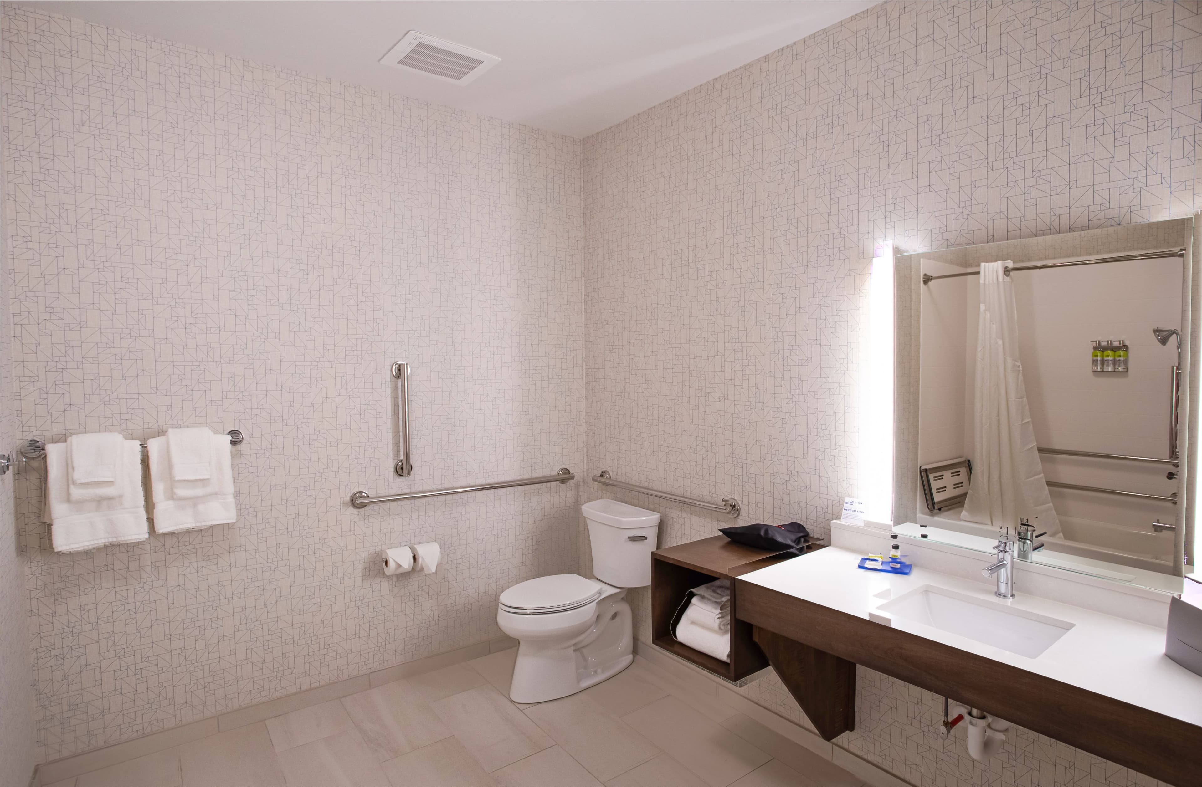 Holiday Inn Express & Suites Columbus - Worthington — 17
