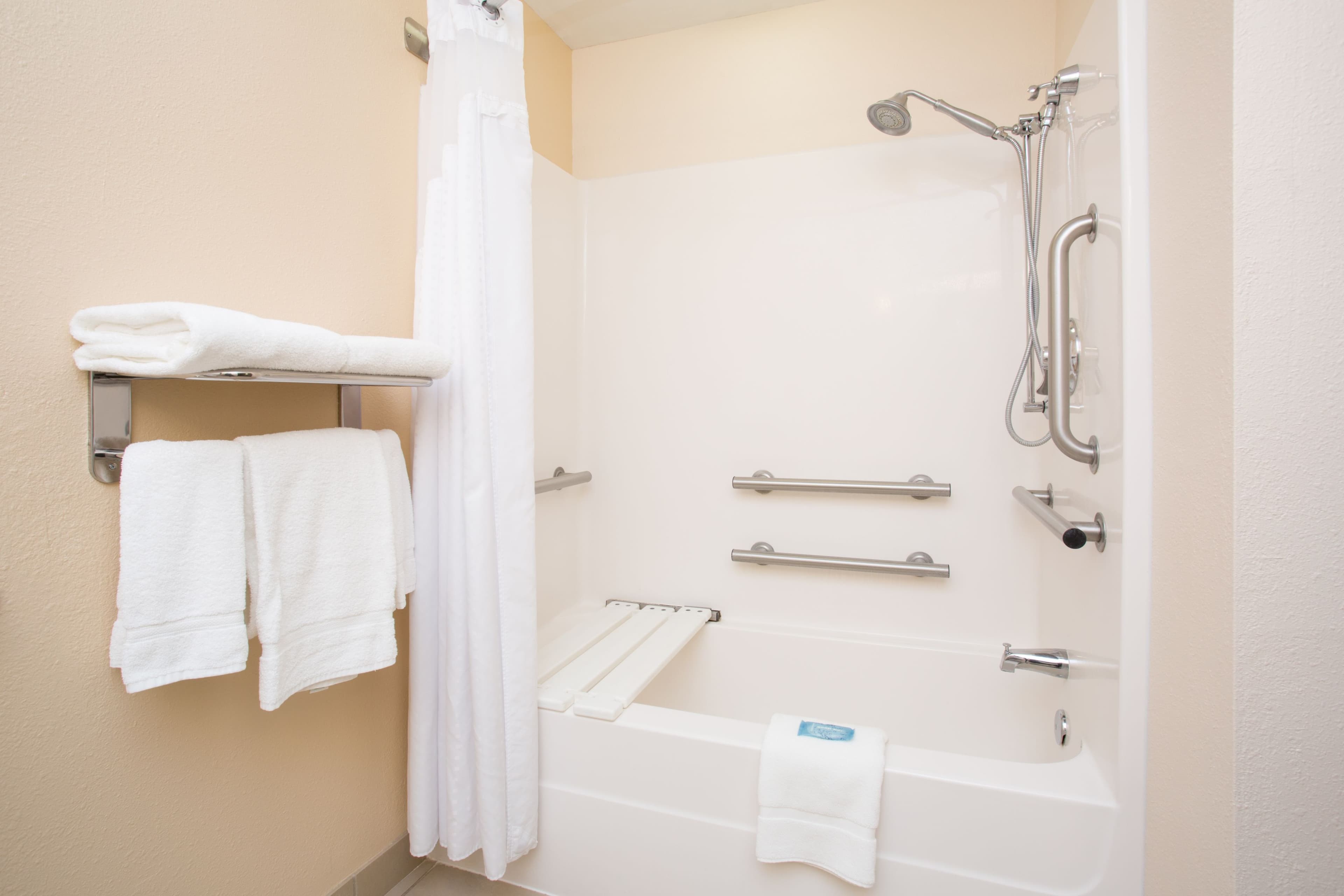 Holiday Inn Express & Suites Concordia US 81 — 14