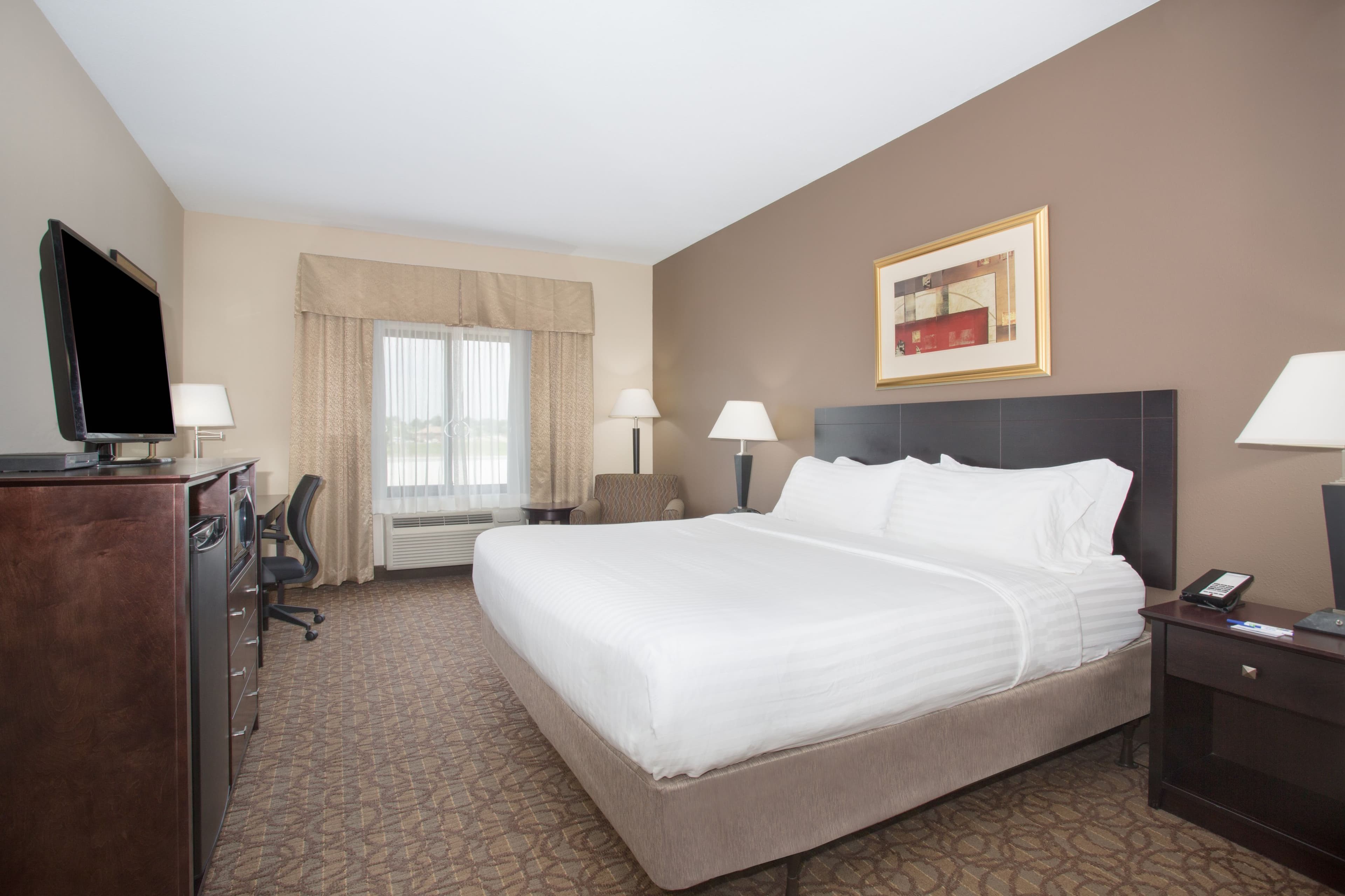 Holiday Inn Express & Suites Concordia US 81 — 4