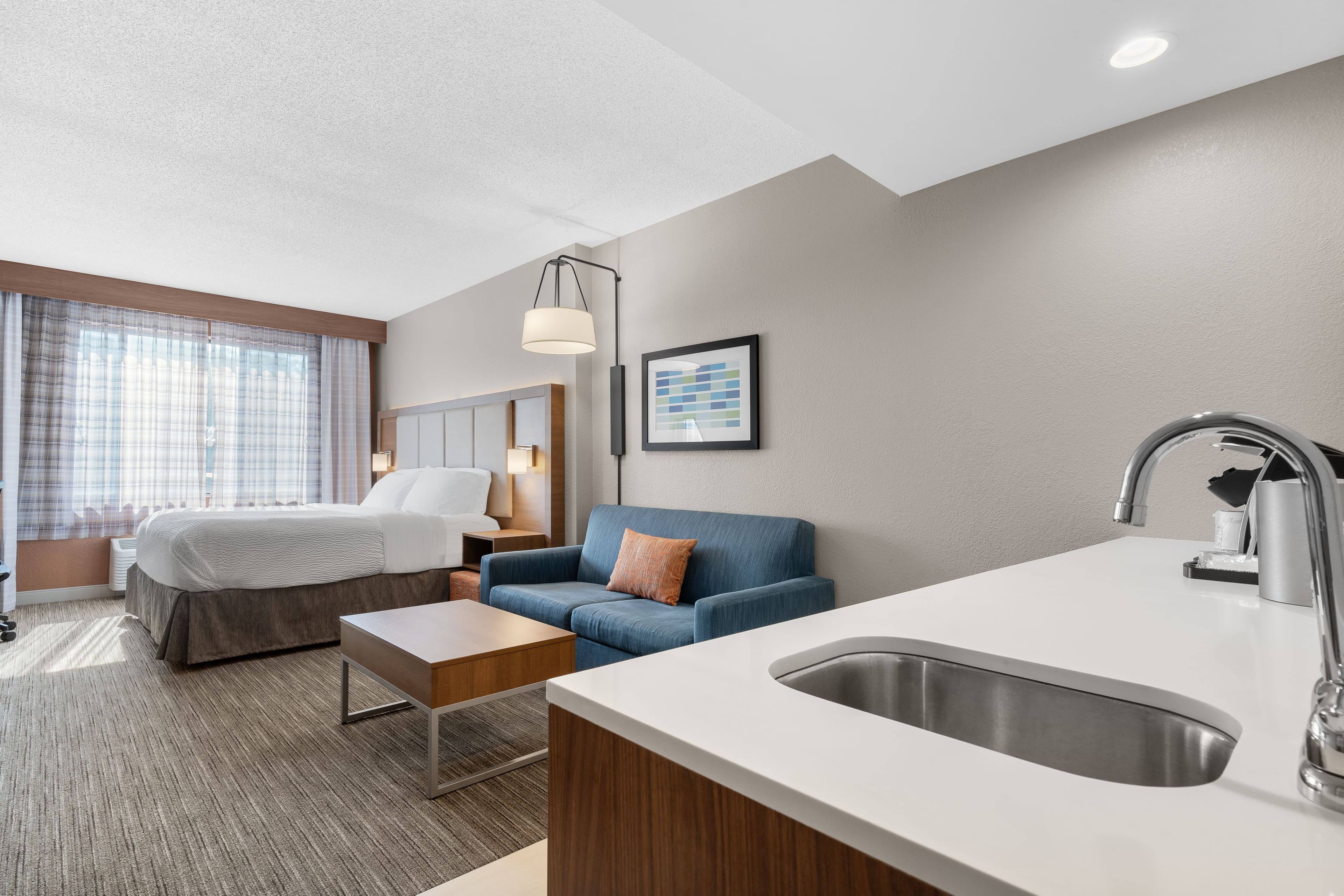 Holiday Inn Express & Suites Coralville — 8
