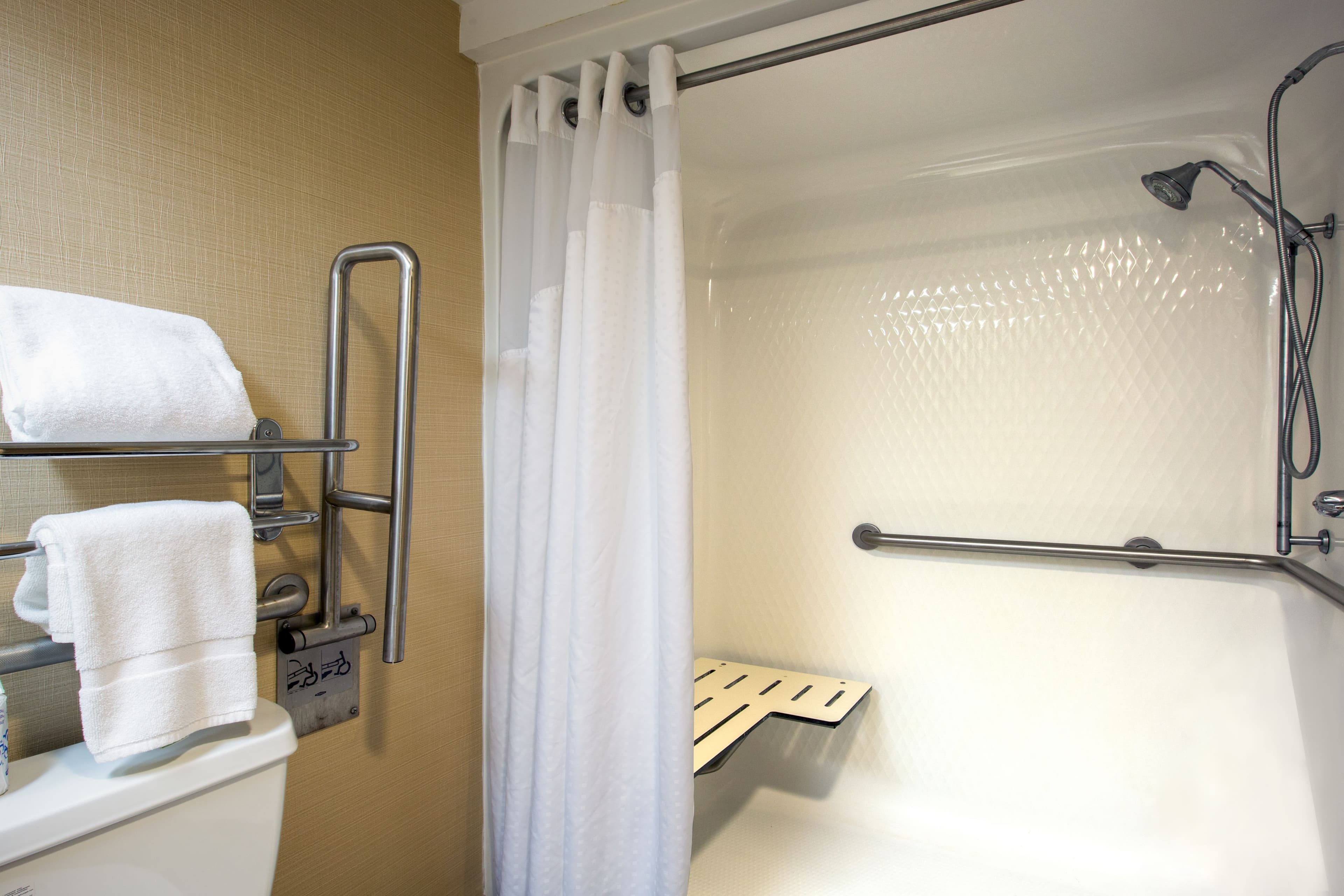 Holiday Inn Express & Suites Corinth — 7
