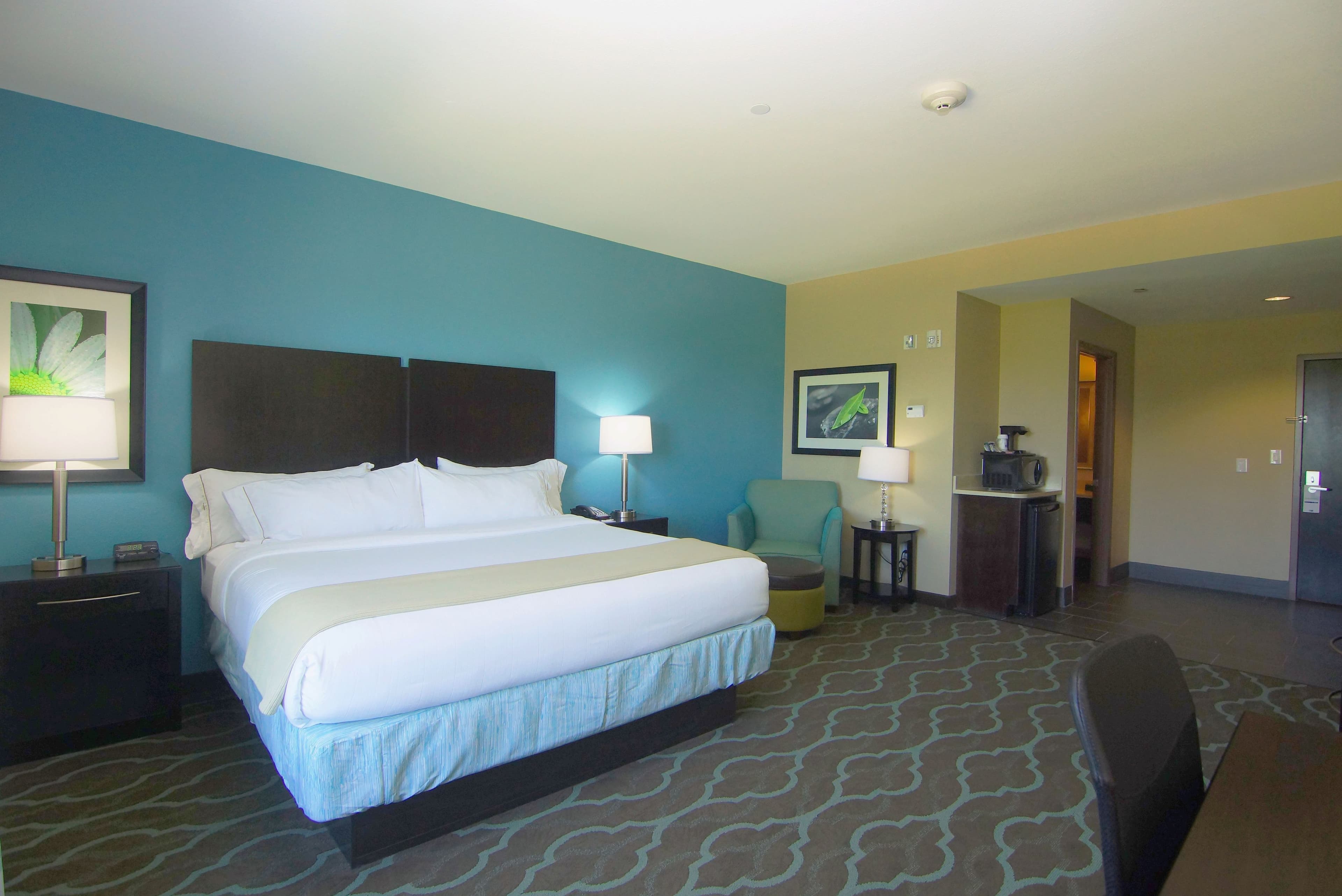 Holiday Inn Express & Suites Cuero — 8