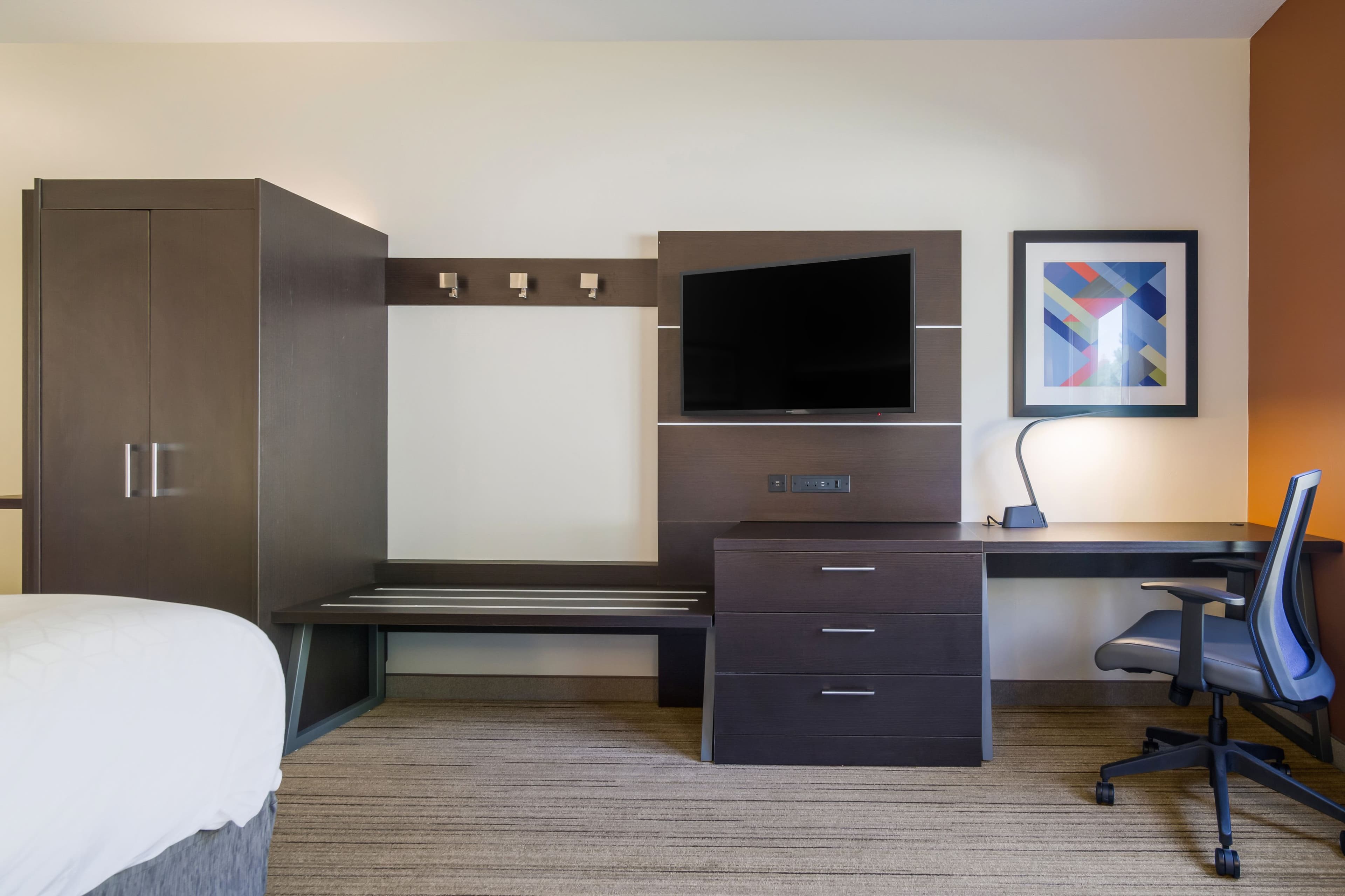 Holiday Inn Express & Suites Custer — 12