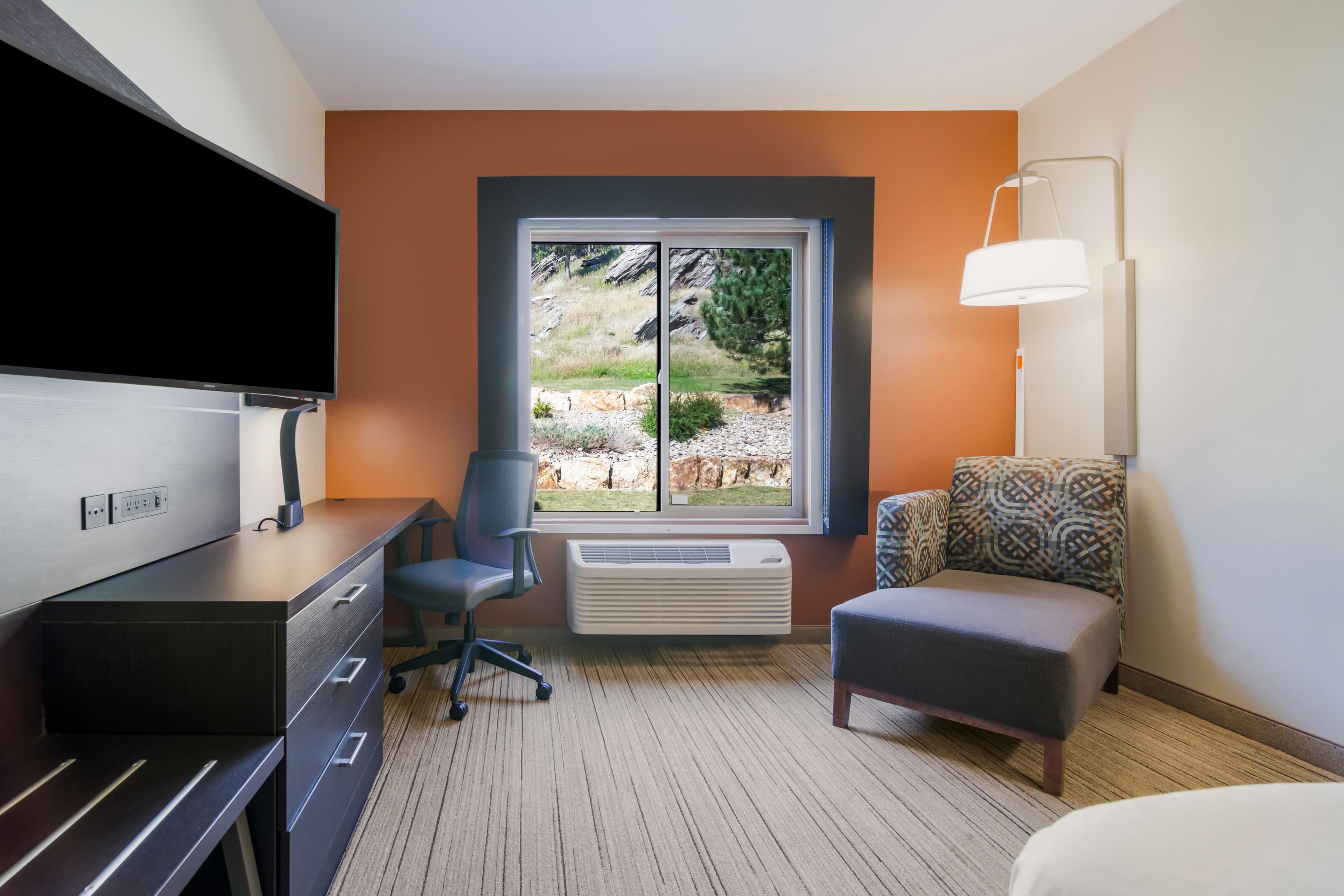 Holiday Inn Express & Suites Custer — 7