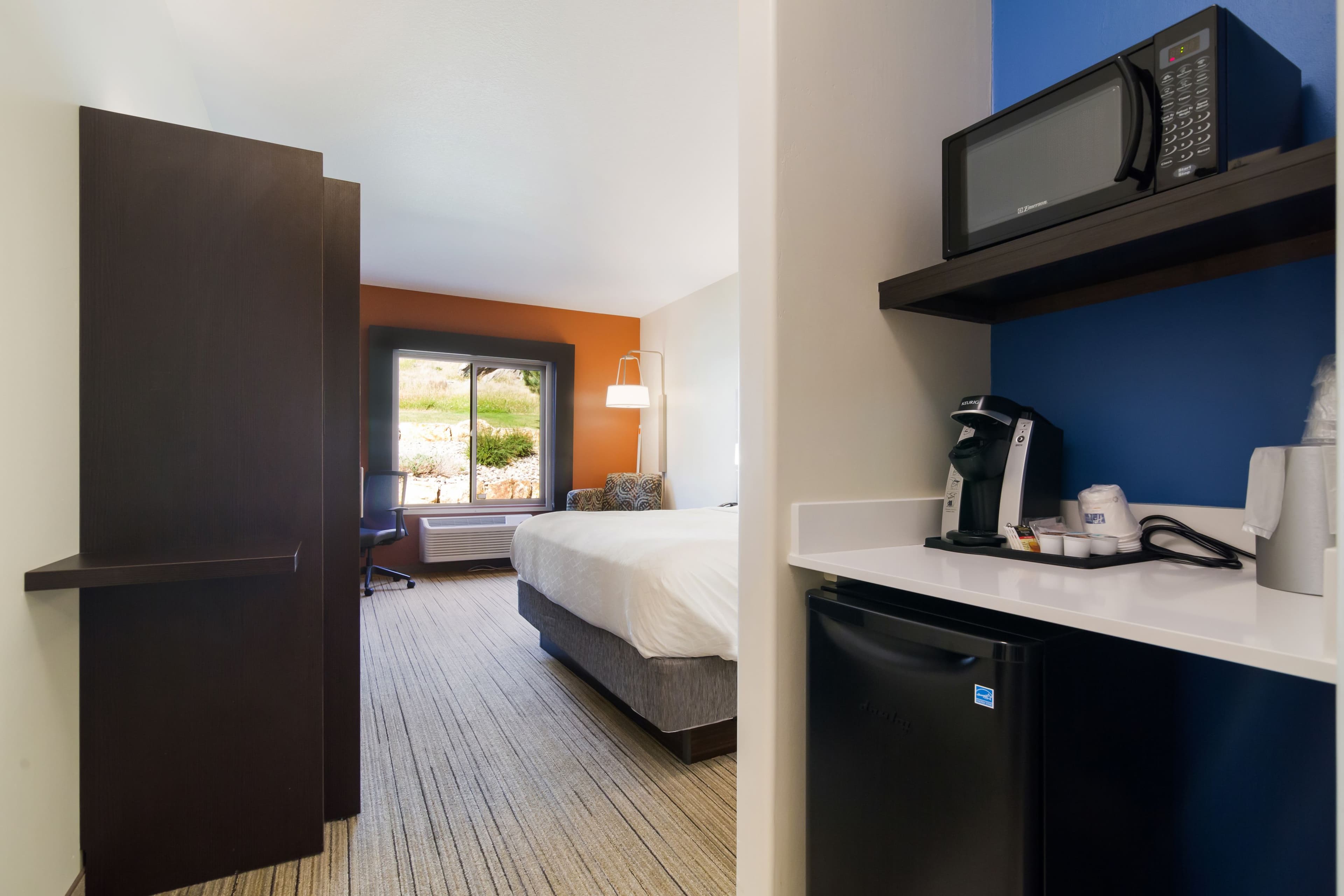 Holiday Inn Express & Suites Custer — 6