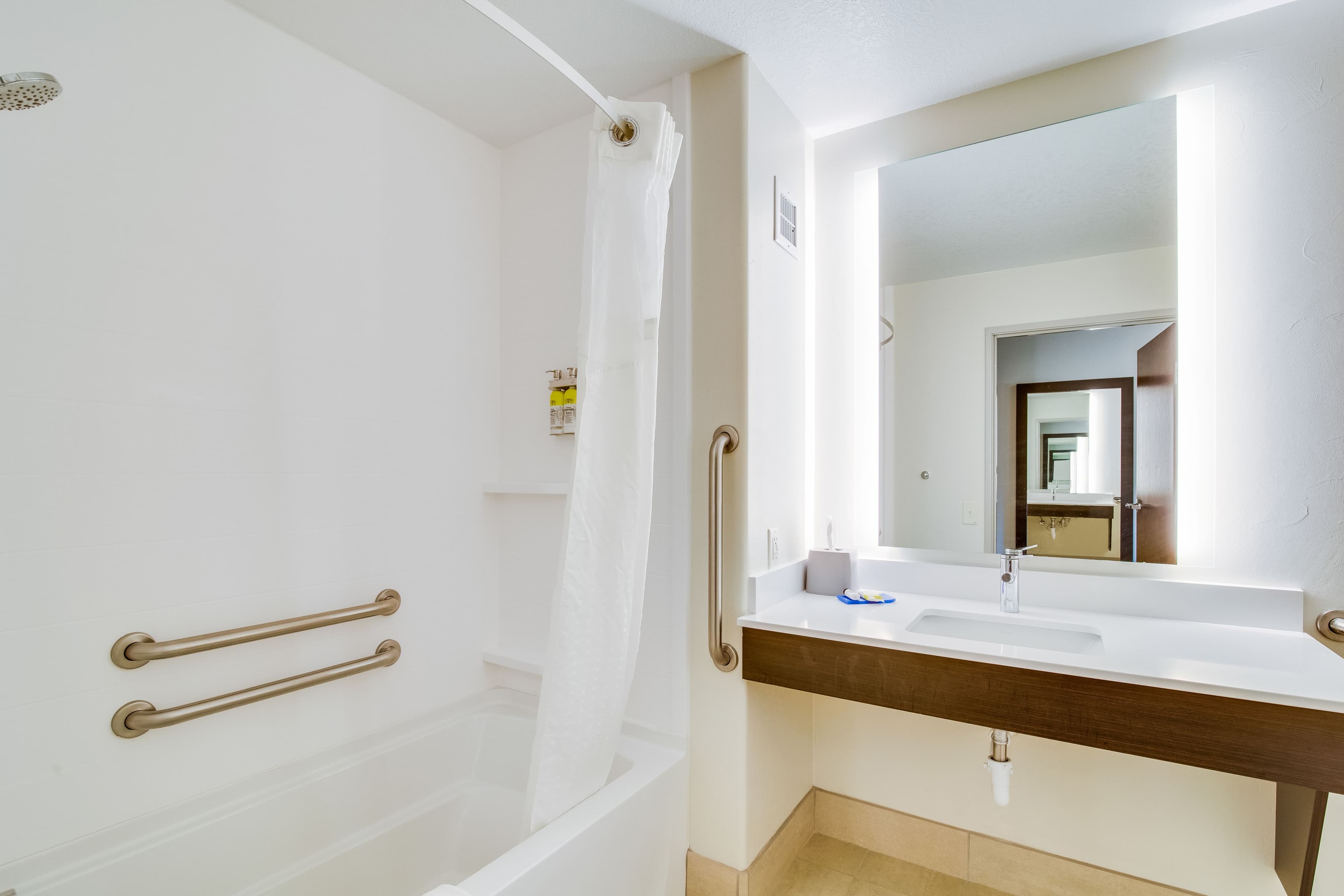 Holiday Inn Express & Suites Custer — 16