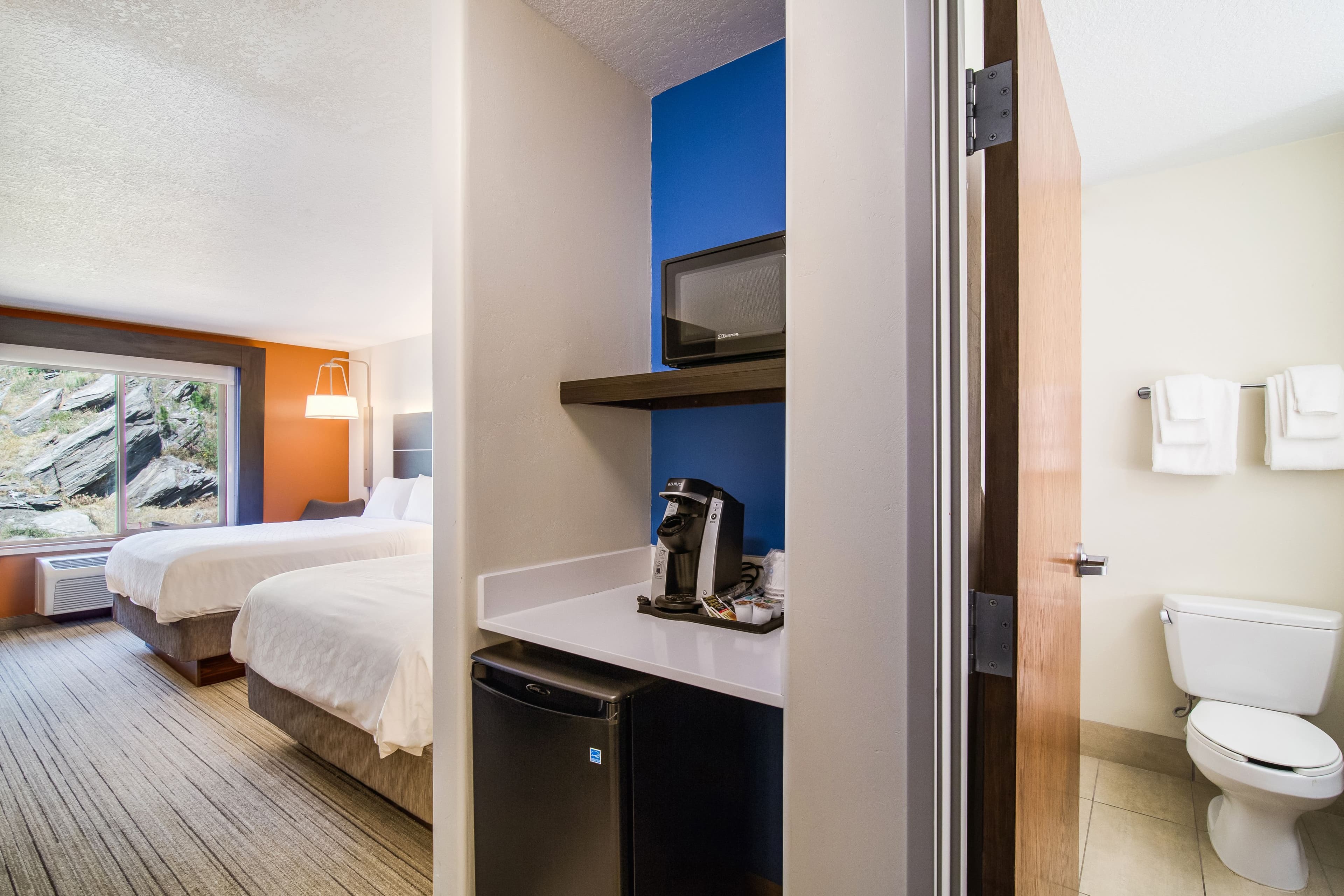 Holiday Inn Express & Suites Custer — 30