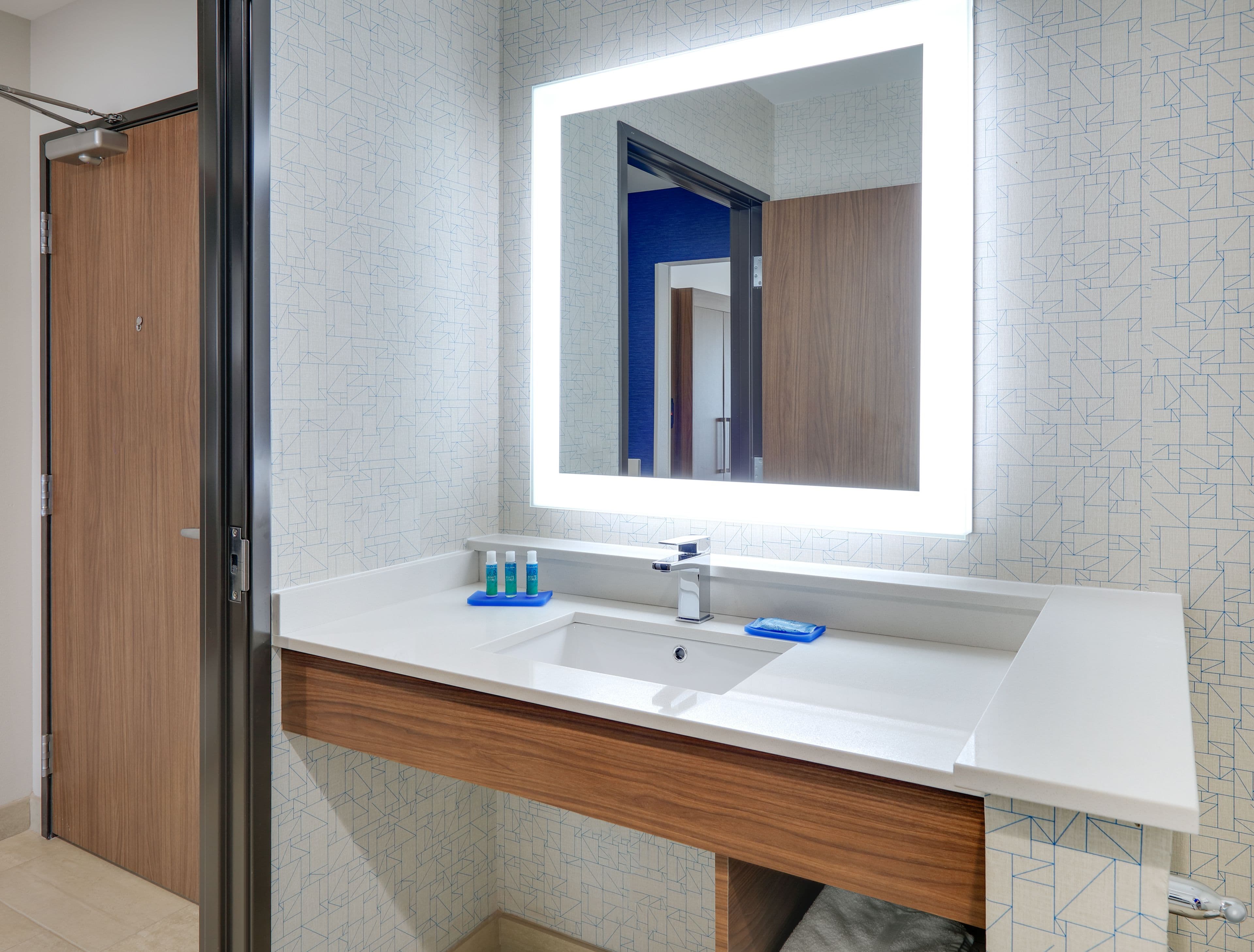Holiday Inn Express & Suites Dallas NW HWY - Love Field - Image 2