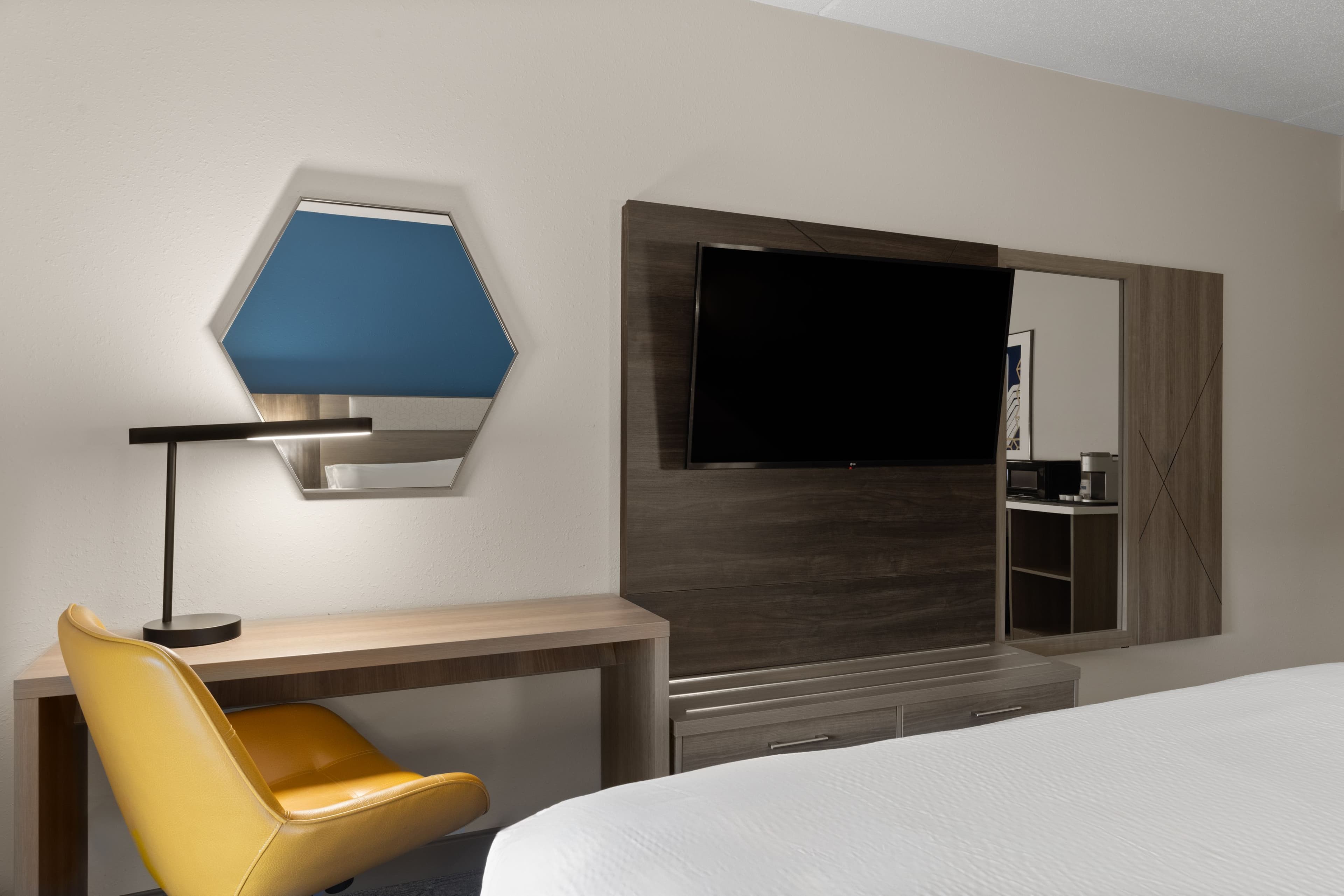 Holiday Inn Express & Suites Danbury - I-84 — 9