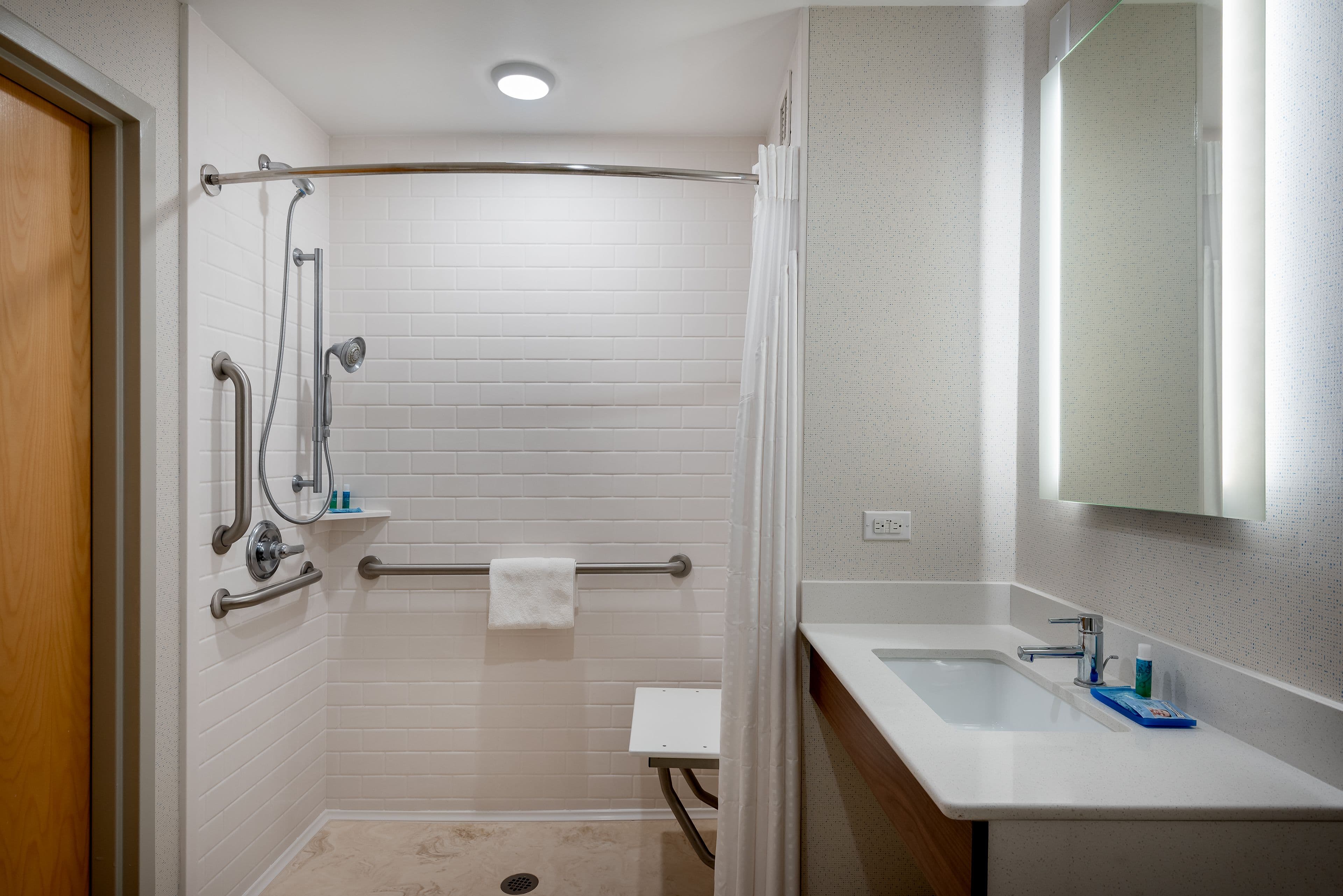 Holiday Inn Express & Suites Daphne-Spanish Fort Area - Image 5