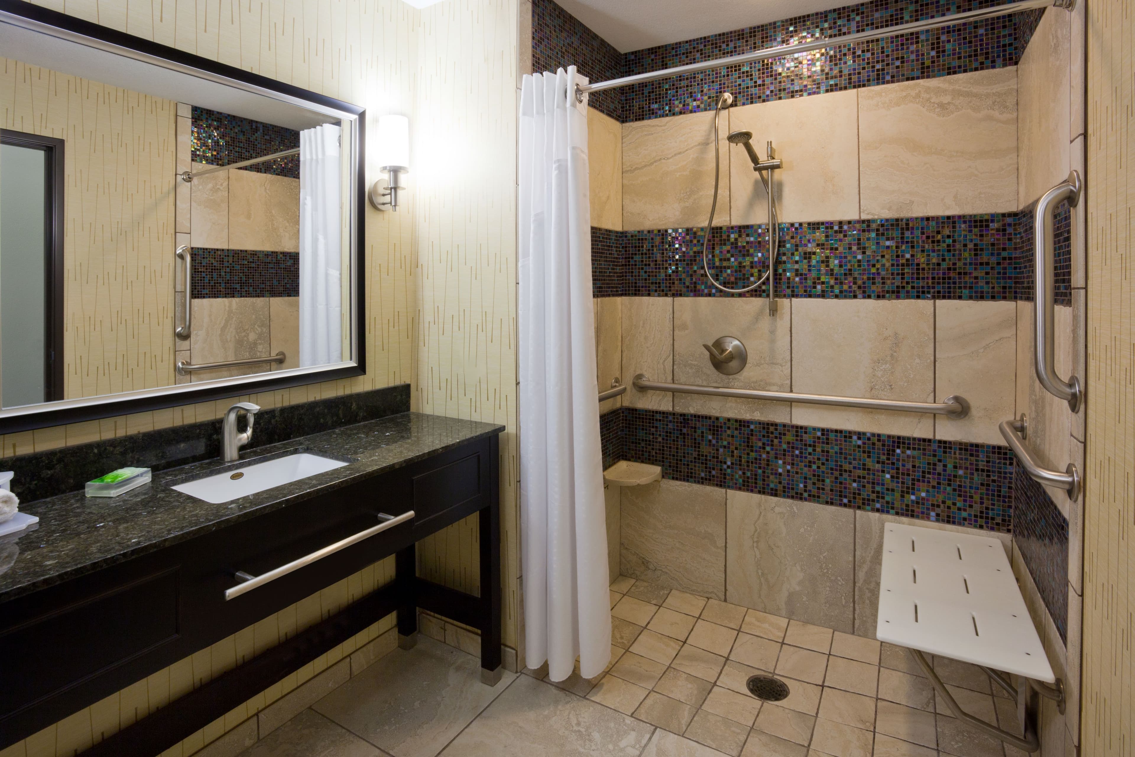 Holiday Inn Express & Suites Davenport — 7
