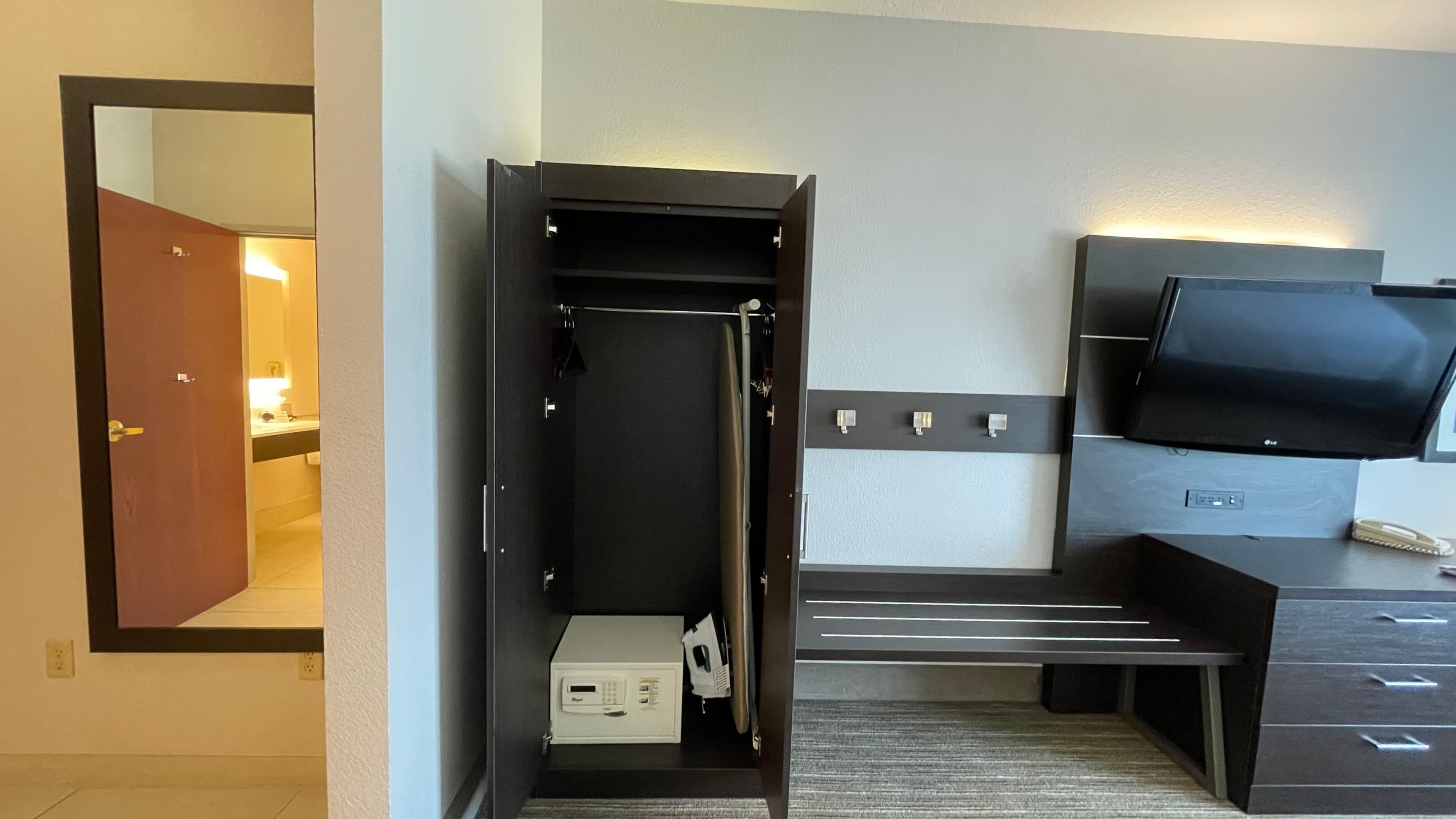 Holiday Inn Express & Suites Decatur — 19