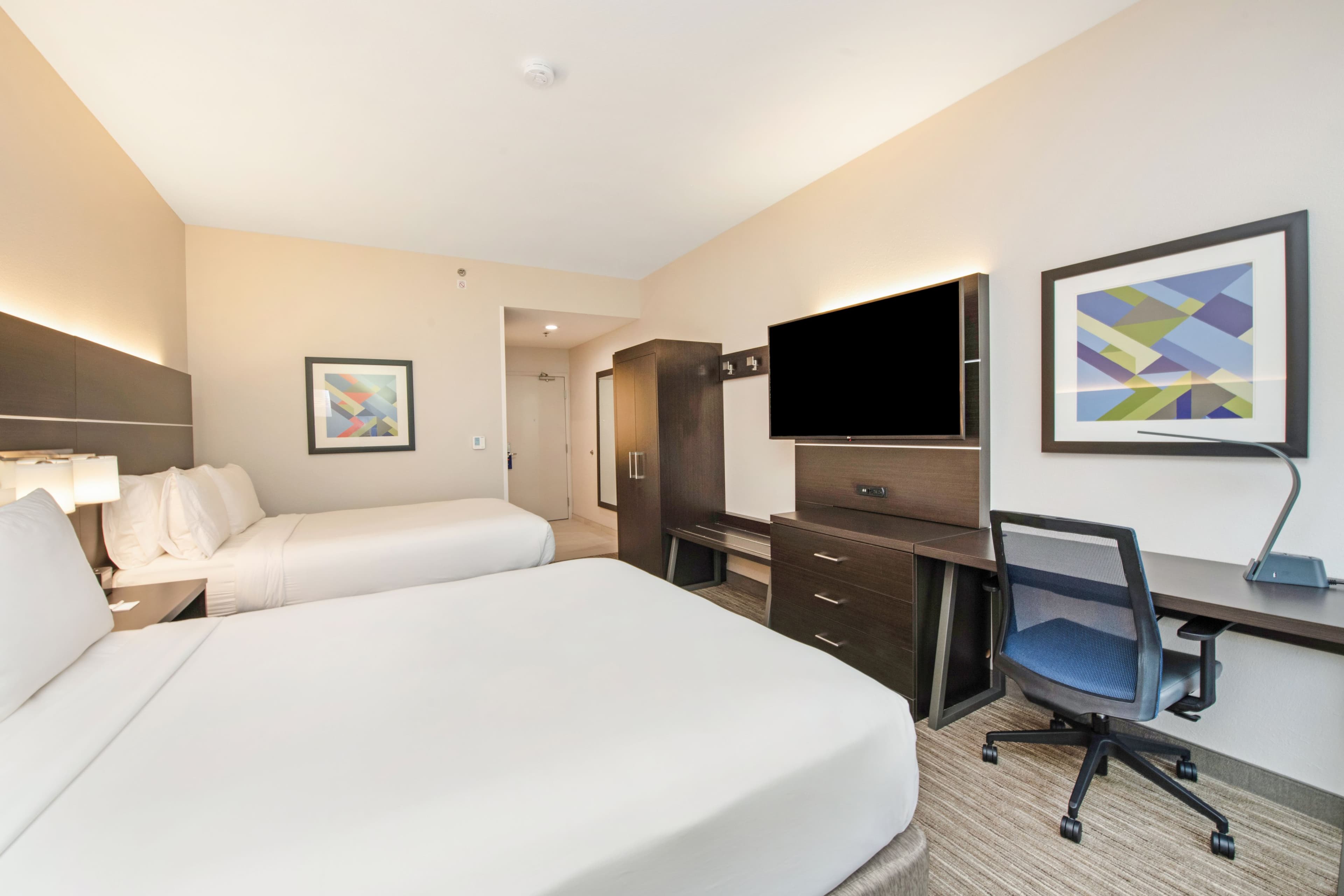 Holiday Inn Express & Suites Delafield — 8