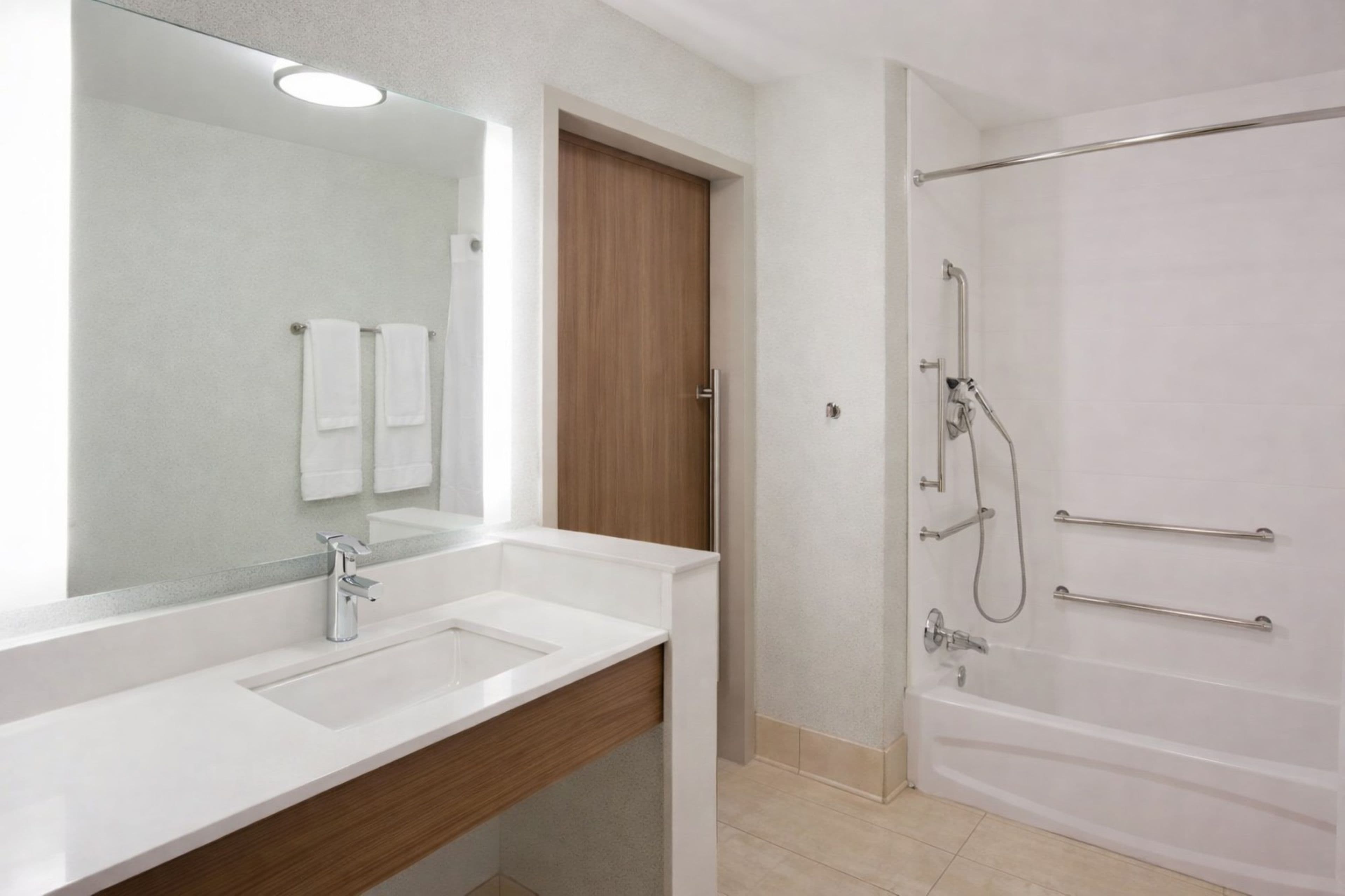Holiday Inn Express & Suites Des Moines Downtown — 22