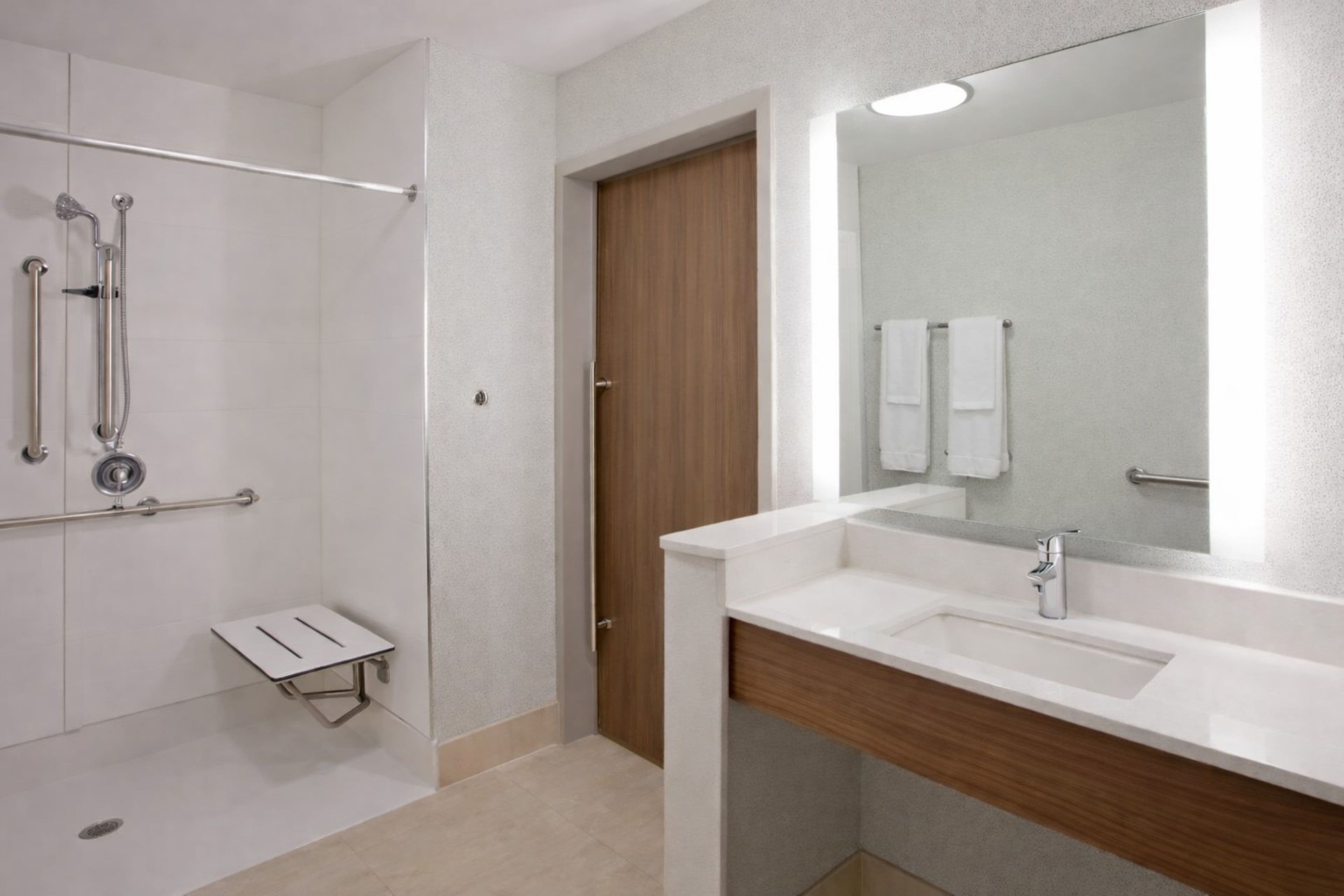 Holiday Inn Express & Suites Des Moines Downtown — 13