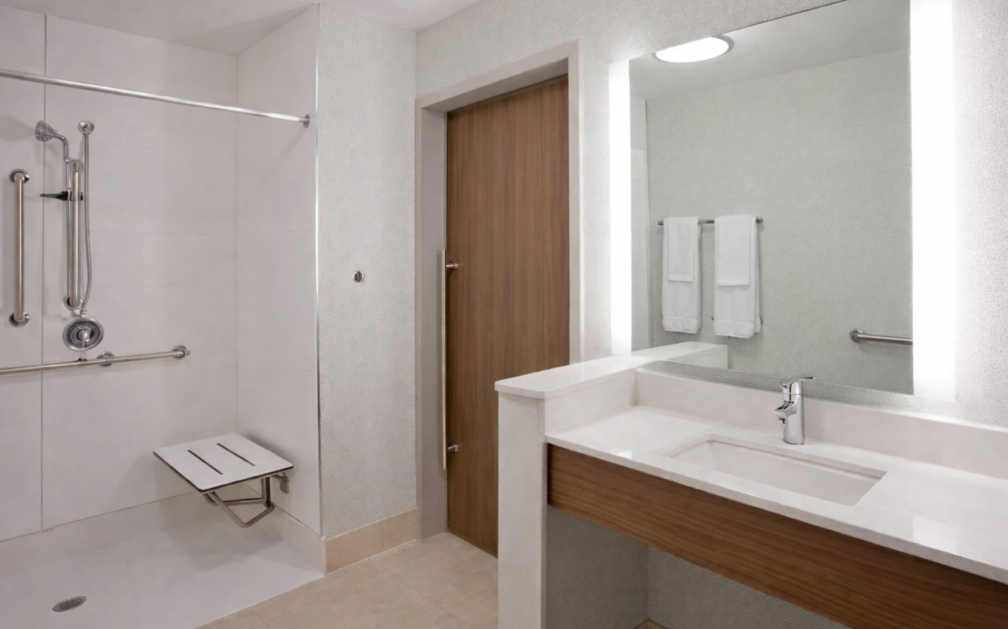 Holiday Inn Express & Suites Des Moines Downtown — 12