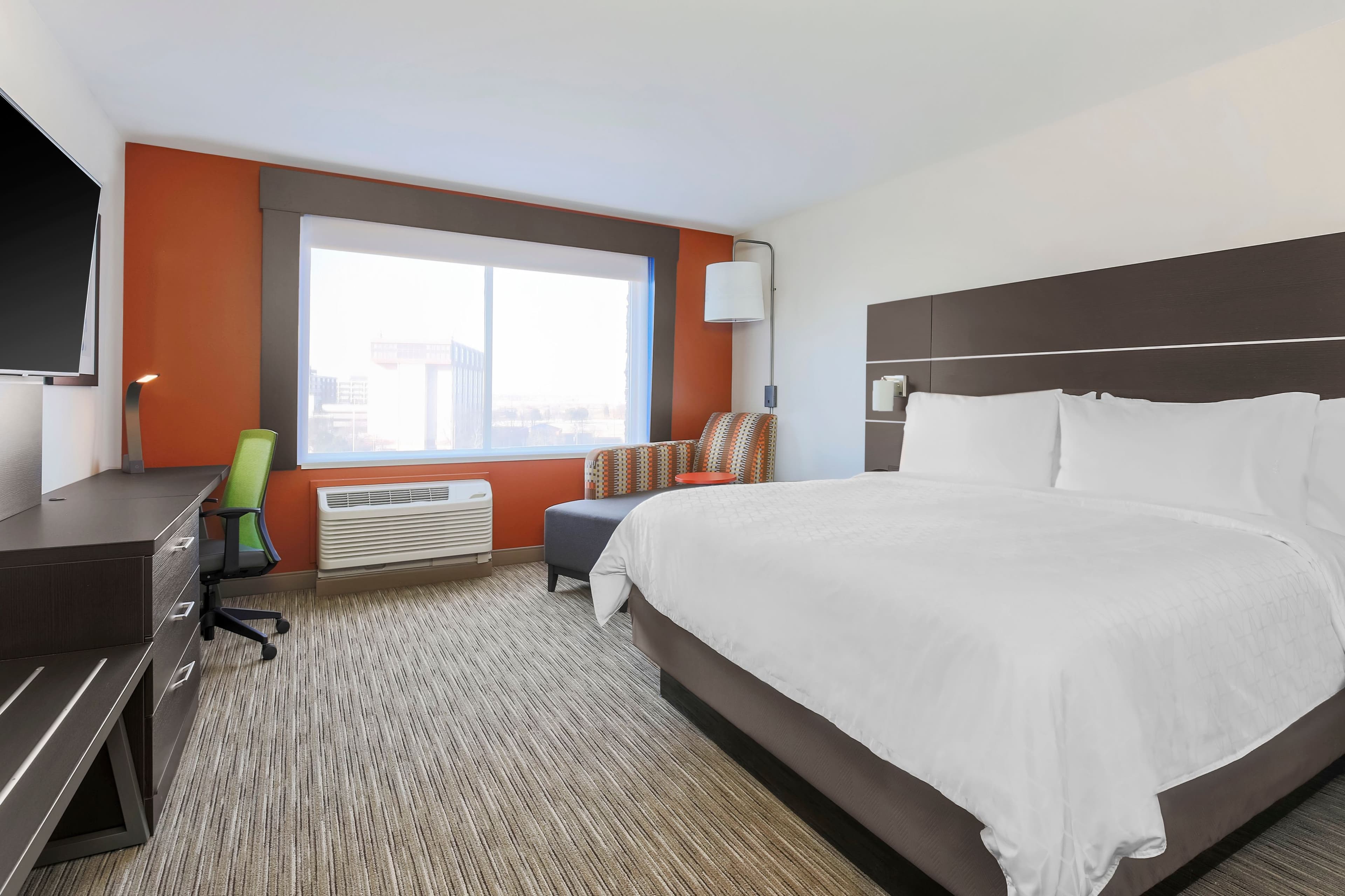 Holiday Inn Express & Suites Chicago O'Hare Airport — 14