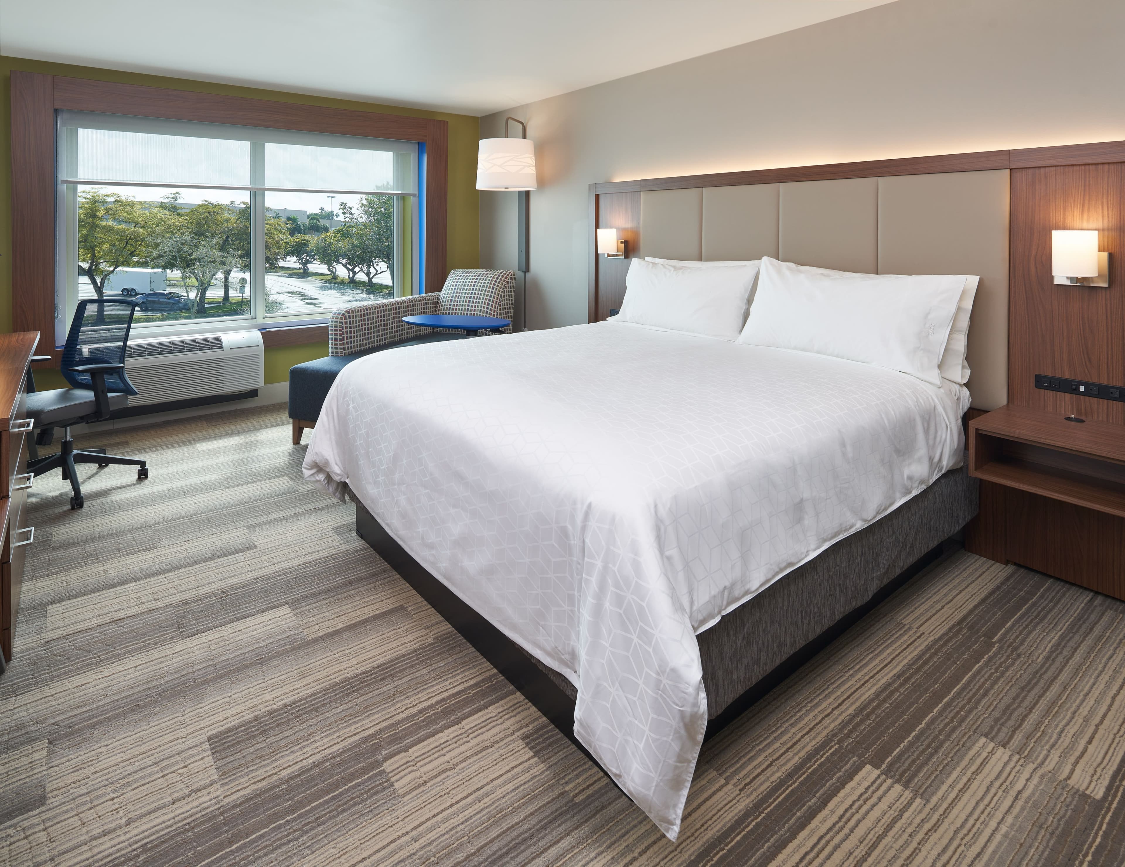 Holiday Inn Express & Suites Doral - Miami — 11