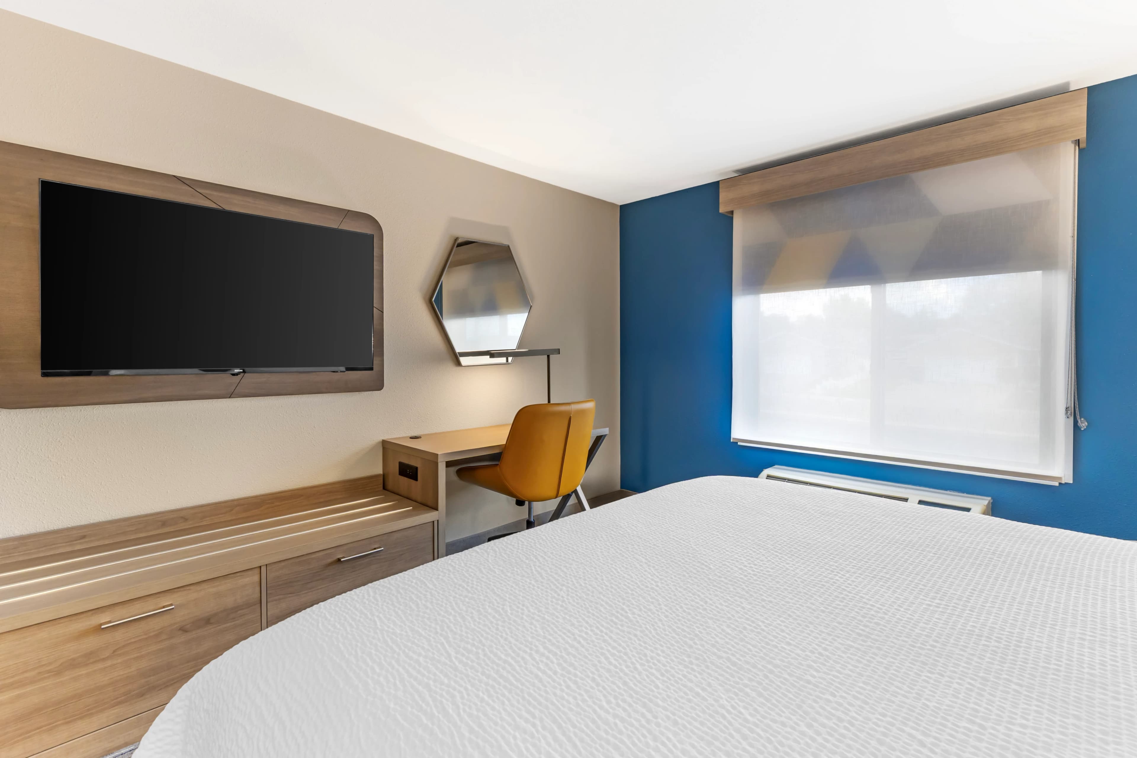 Holiday Inn Express & Suites Douglas — 15
