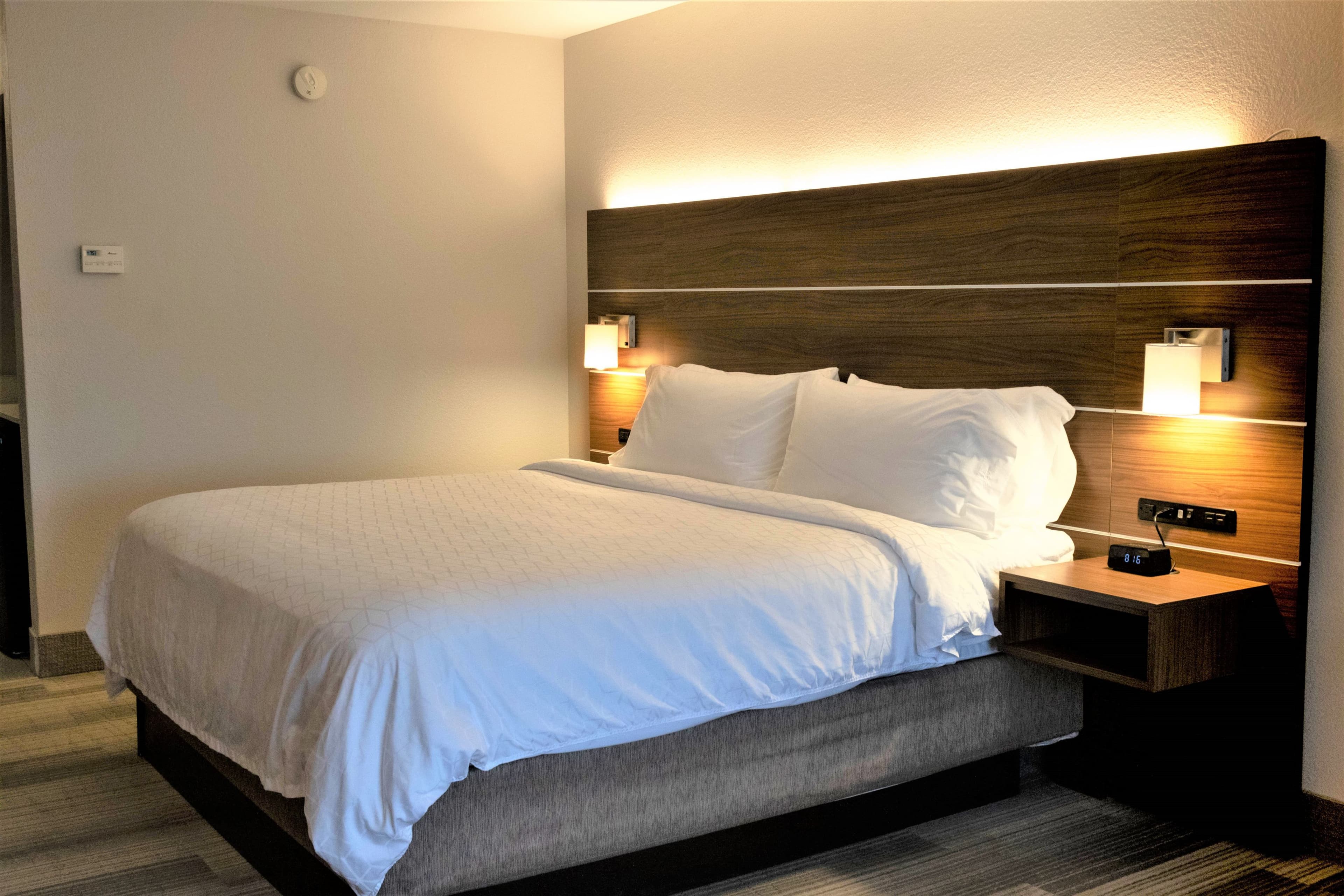 Holiday Inn Express & Suites Douglas — 4