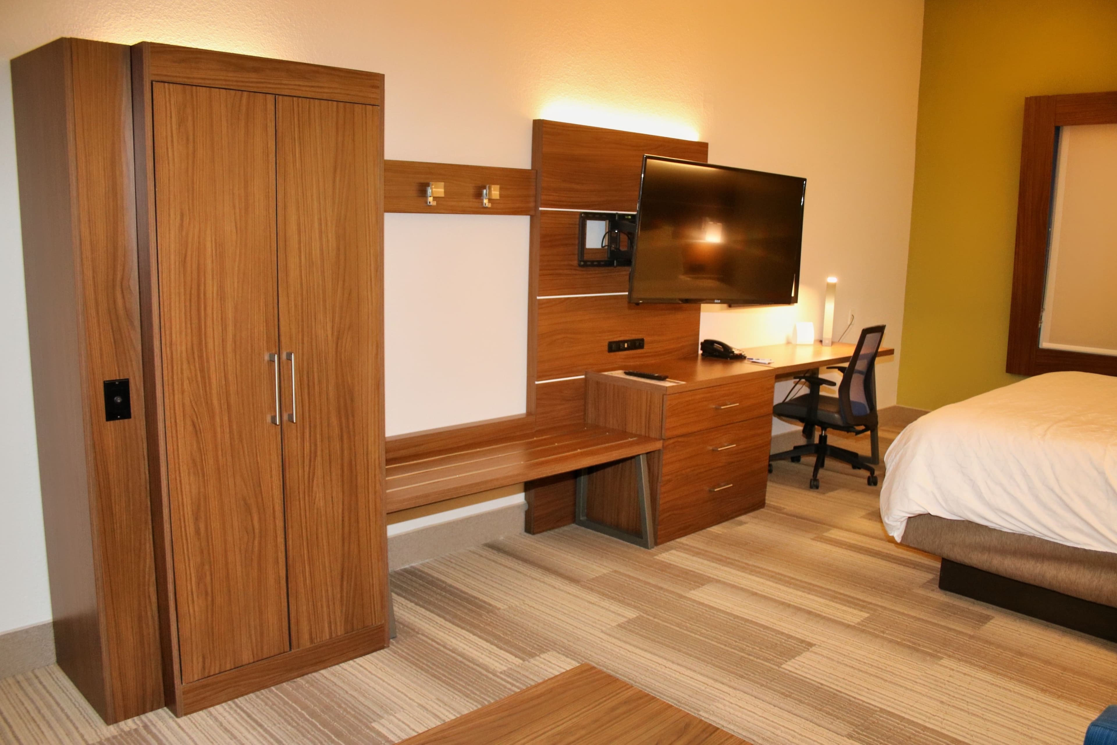 Holiday Inn Express & Suites Douglas — 5