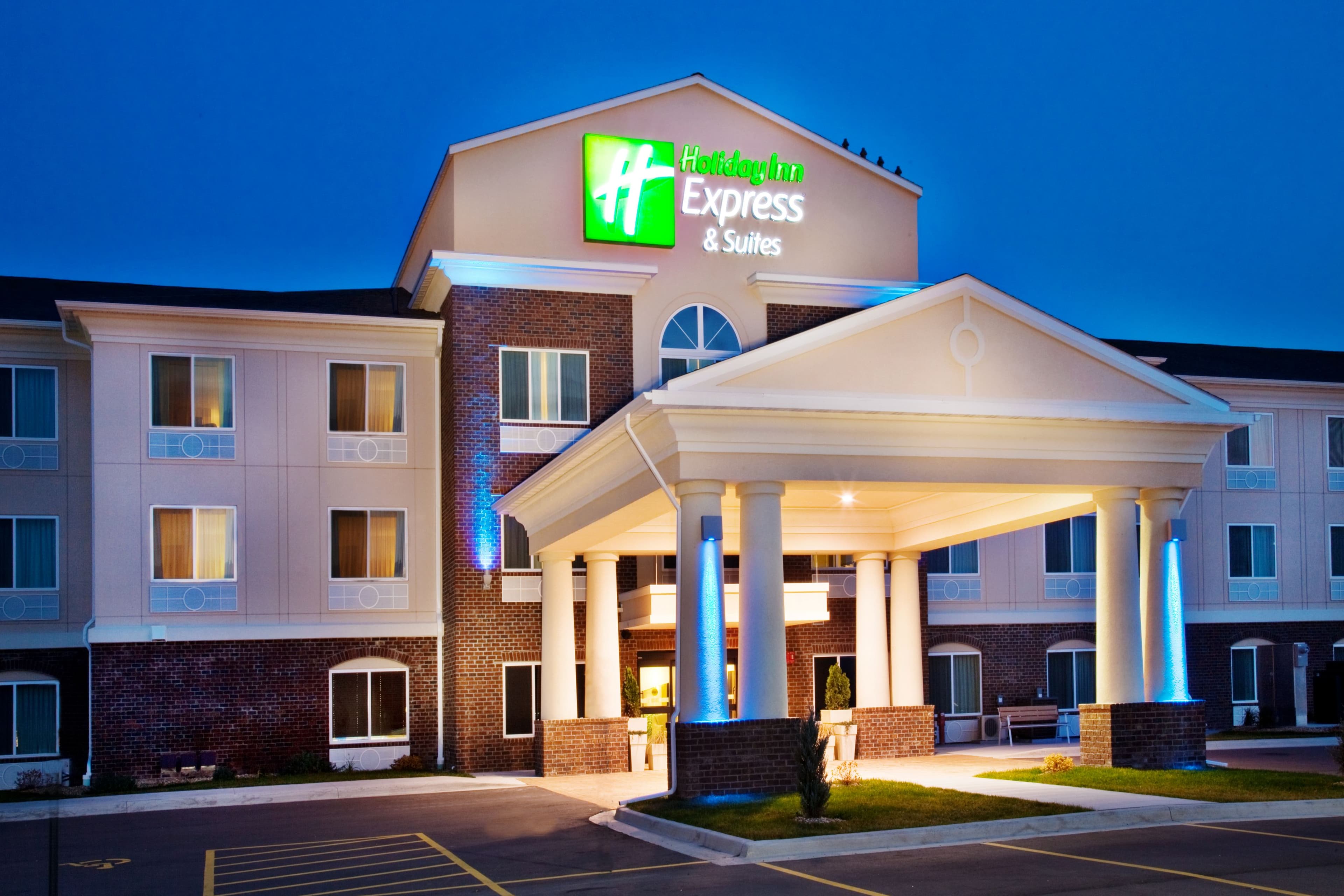 Holiday Inn Express & Suites Dubuque-West - Image 1