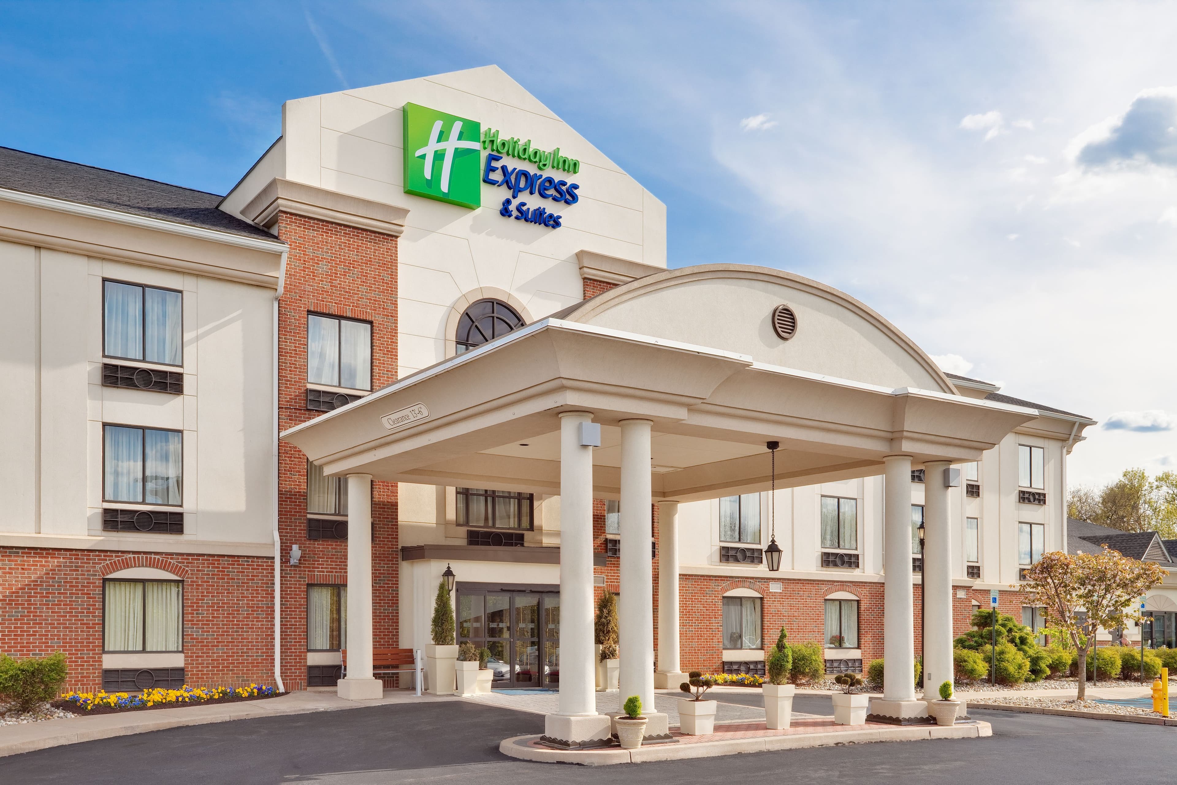 Holiday Inn Express & Suites Easton - Image 1