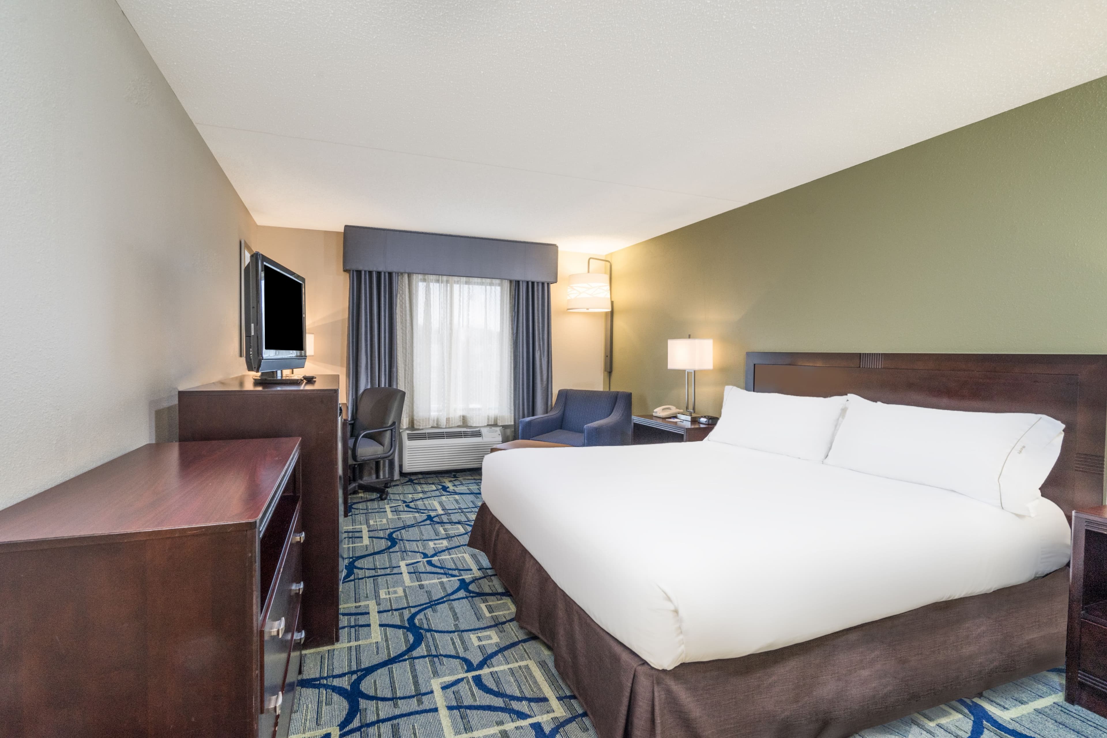 Holiday Inn Express & Suites Easton - Image 3