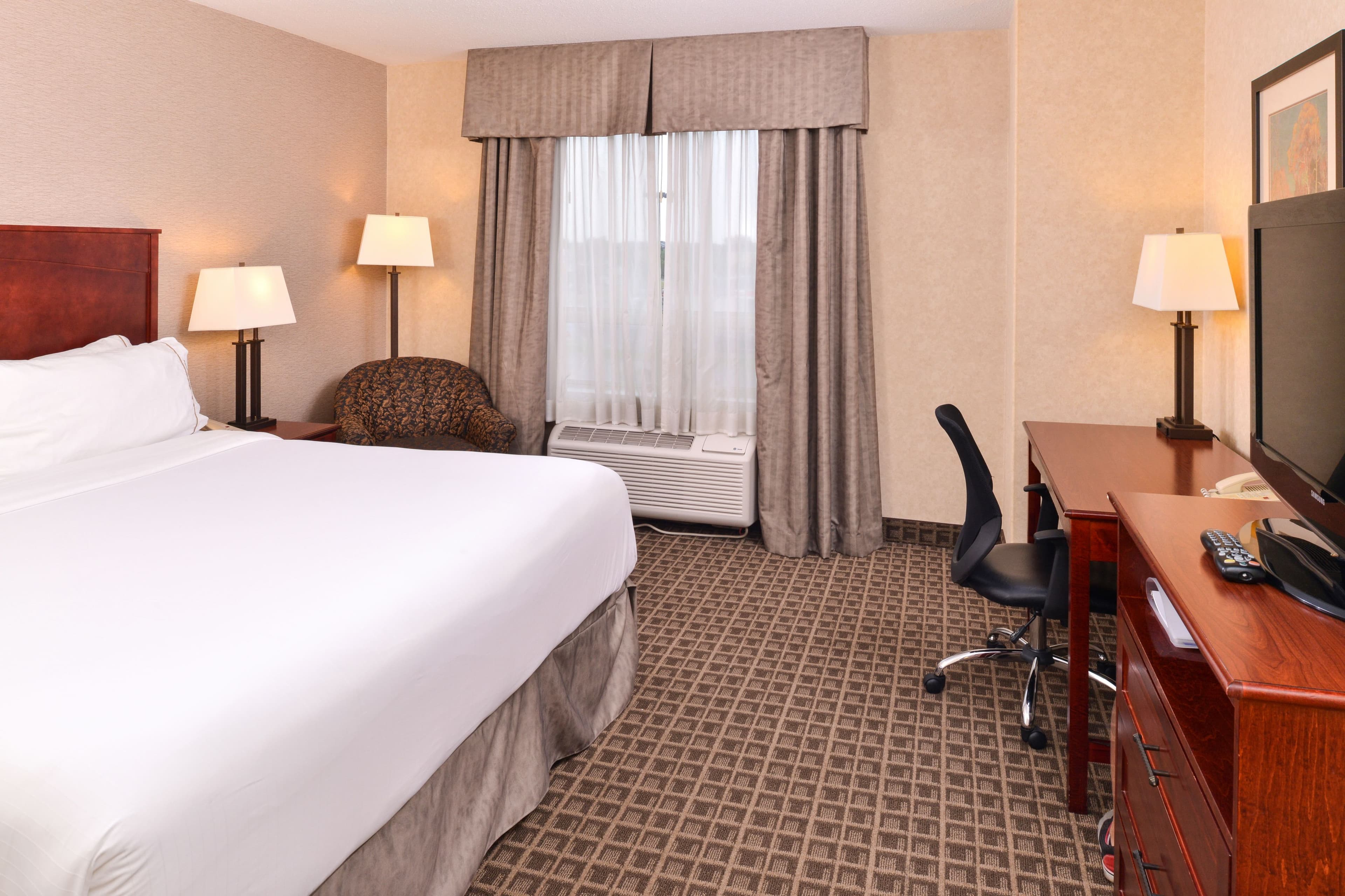 Holiday Inn Express & Suites Edmonton North - Image 3