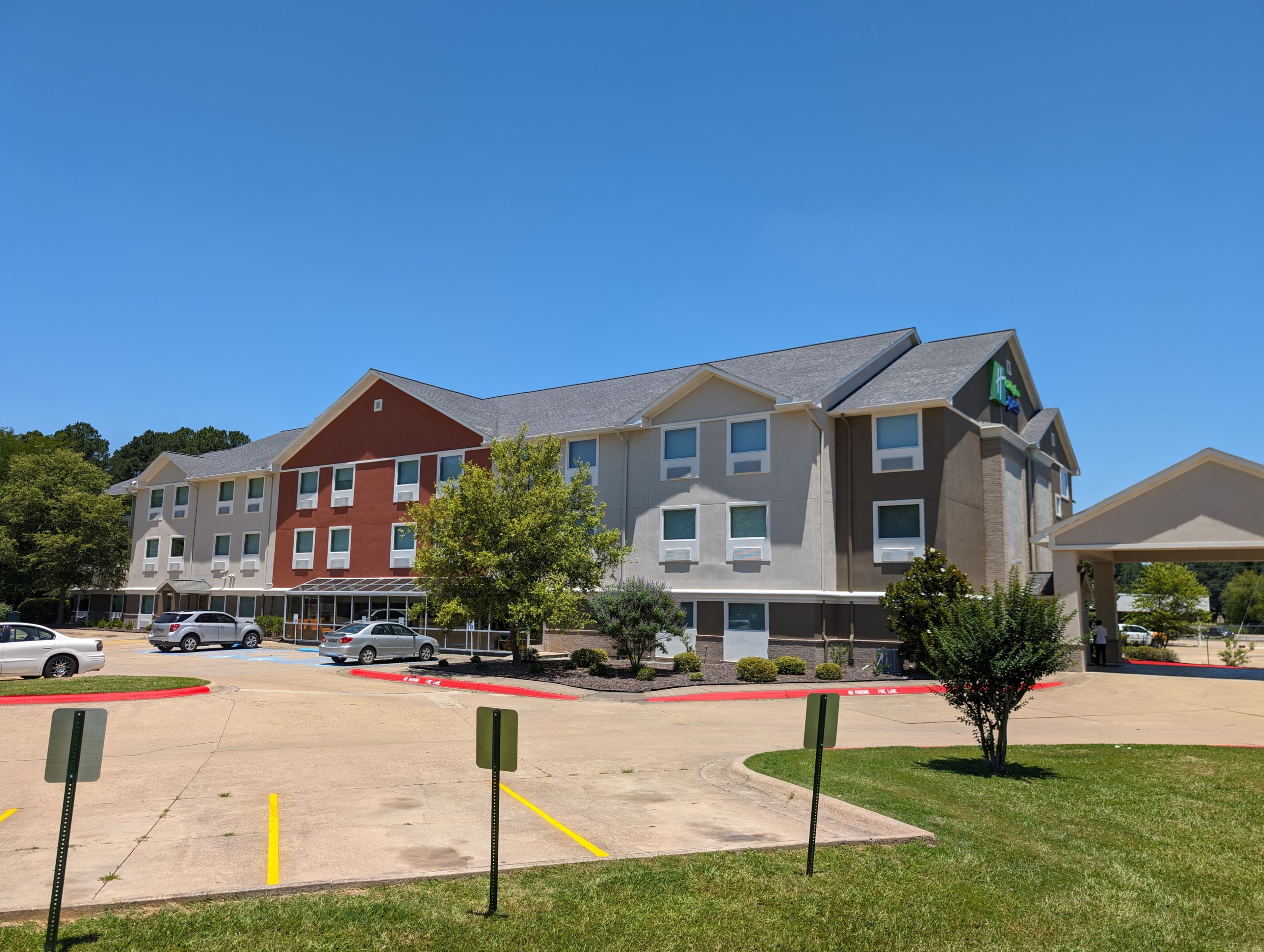Holiday Inn Express & Suites El Dorado - Image 1