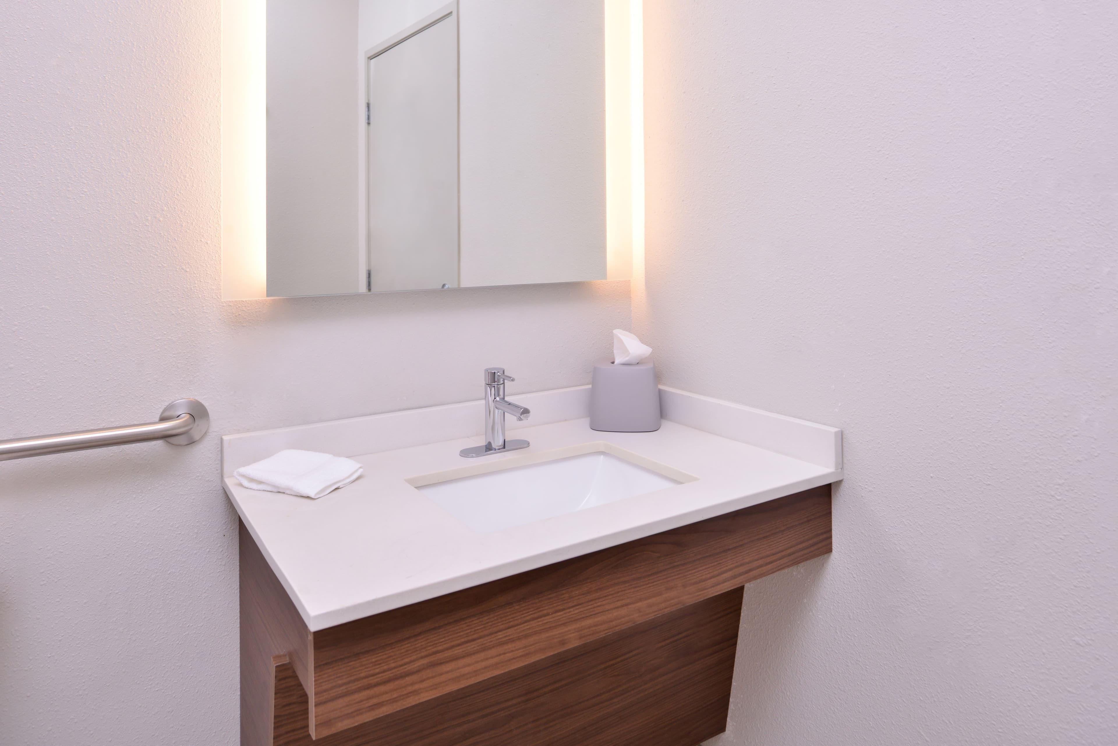 Holiday Inn Express & Suites Elgin — 16