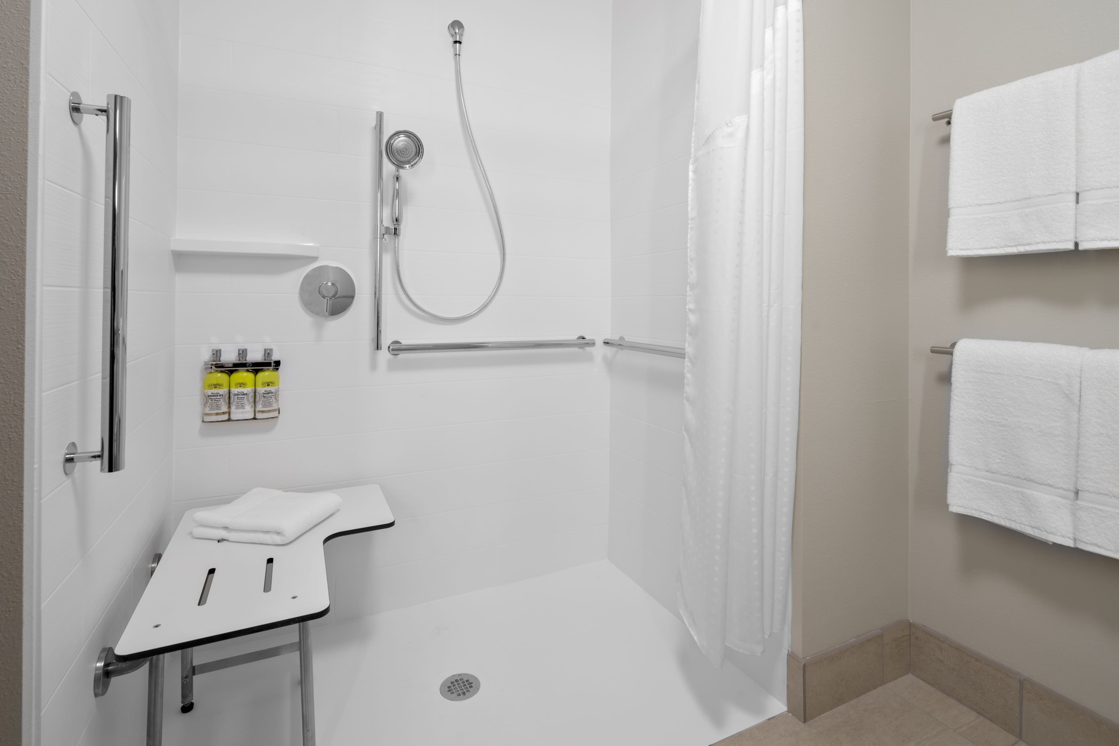 Holiday Inn Express & Suites Elkhorn - Lake Geneva Area — 11