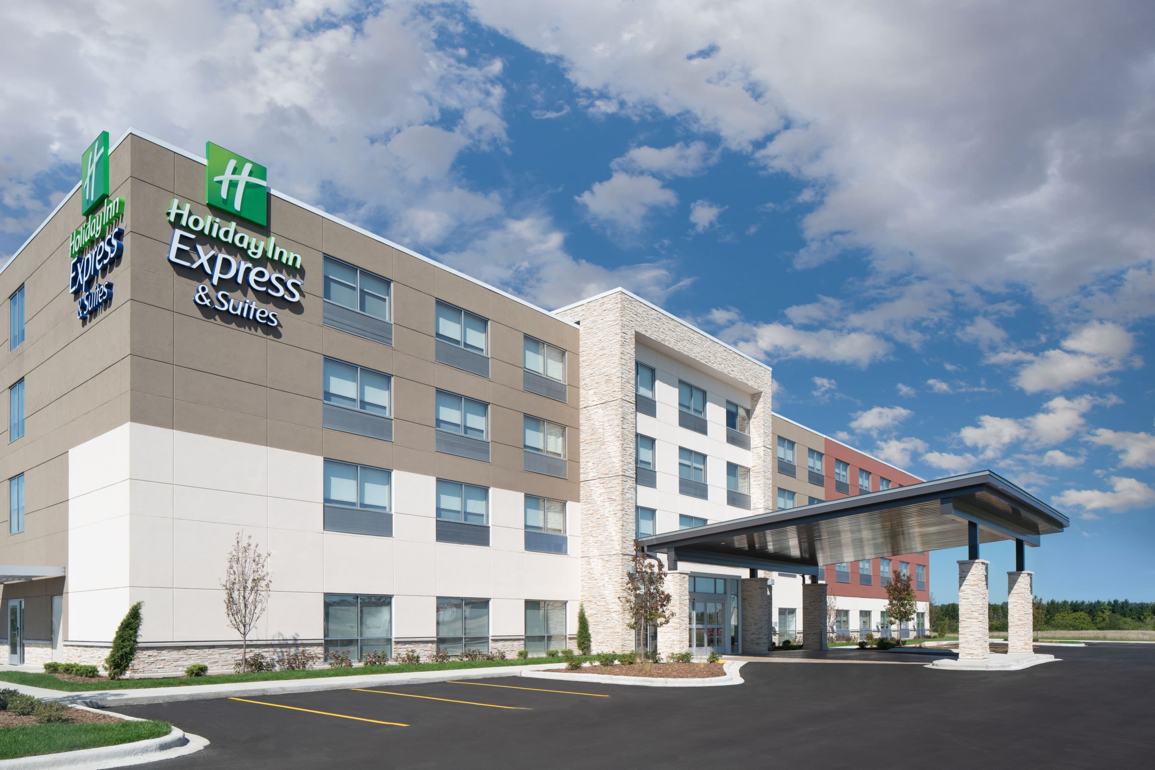 Holiday Inn Express & Suites Elkhorn - Lake Geneva Area - Image 1