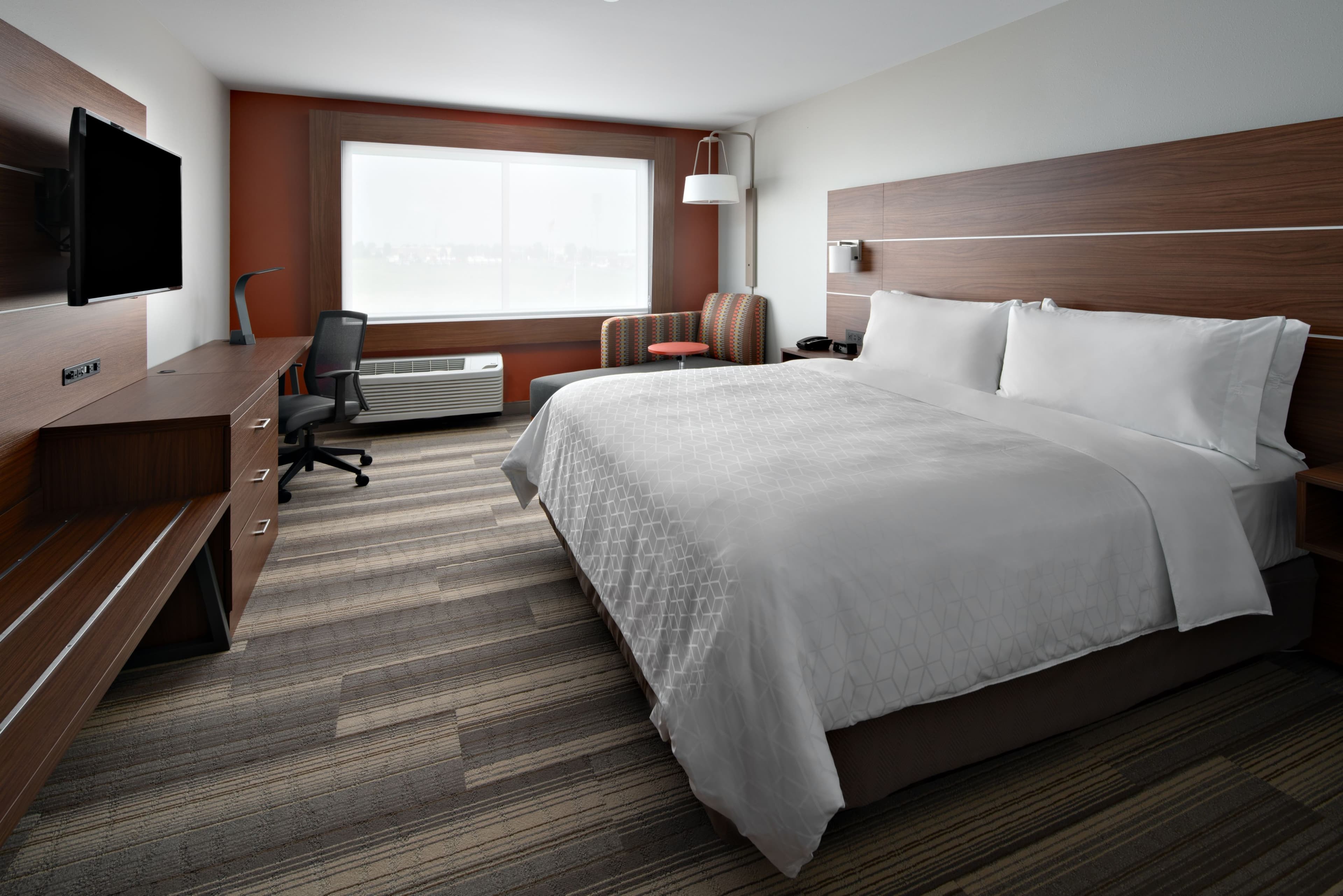 Holiday Inn Express & Suites Elkhorn - Lake Geneva Area - Image 3