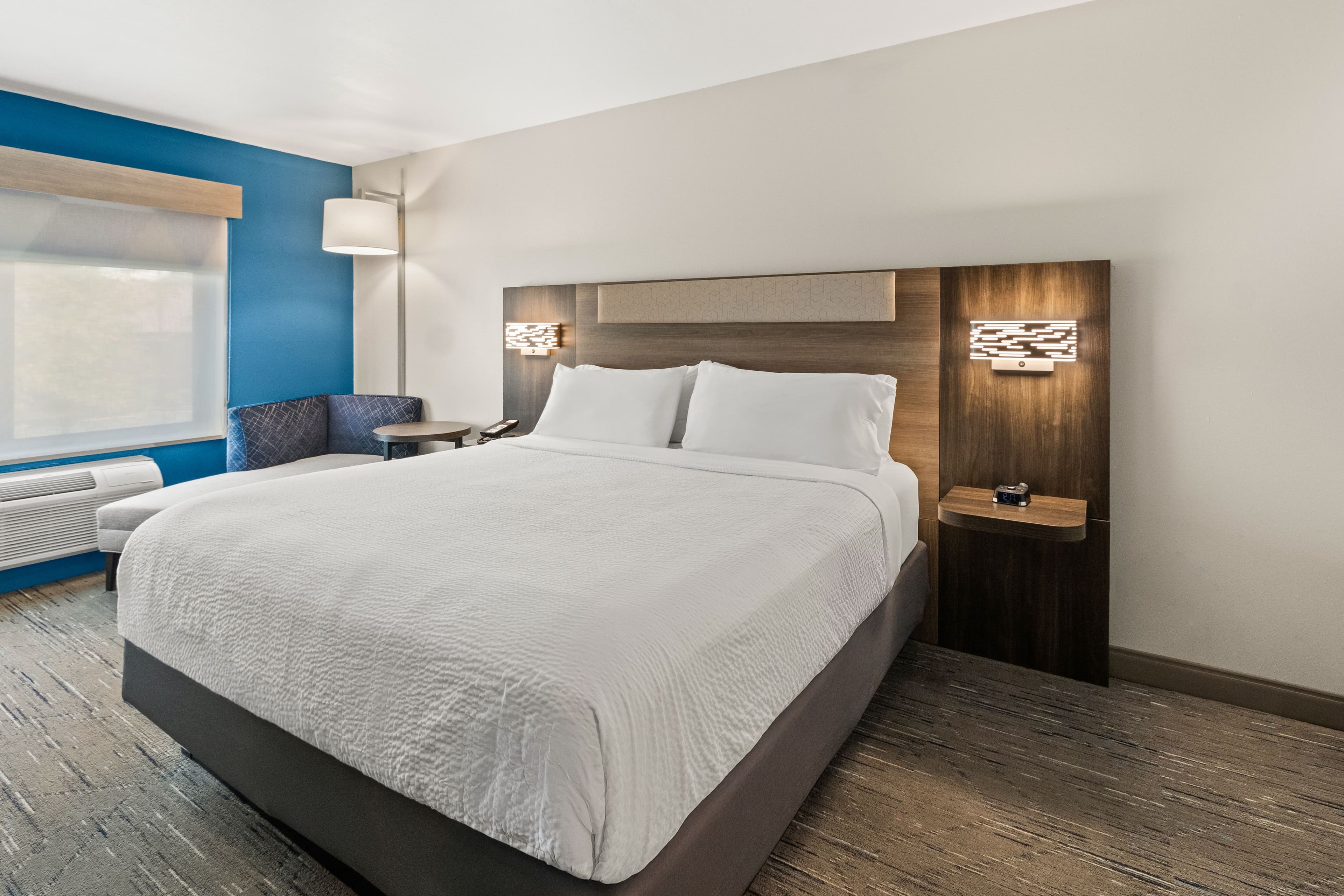 Holiday Inn Express & Suites Fairmont — 16