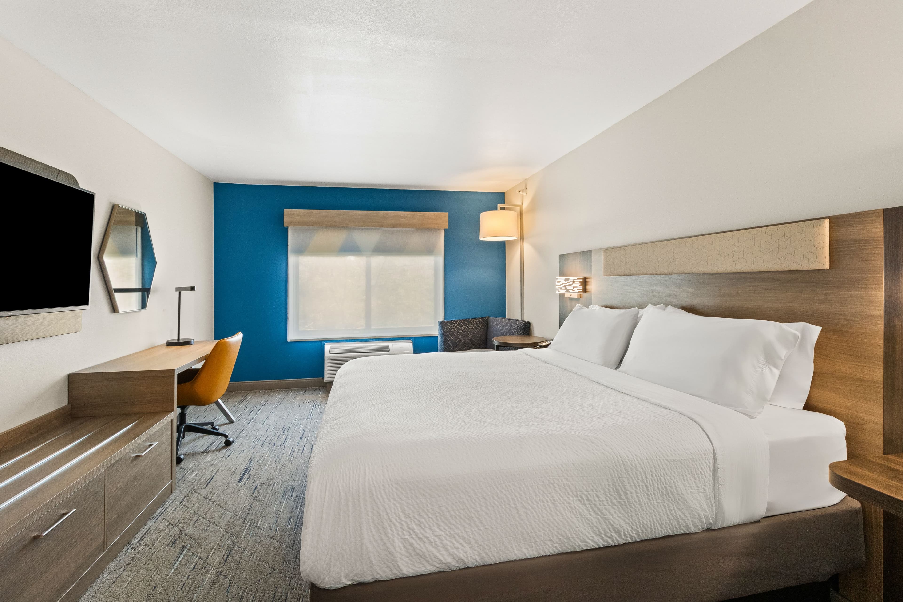 Holiday Inn Express & Suites Fairmont — 12